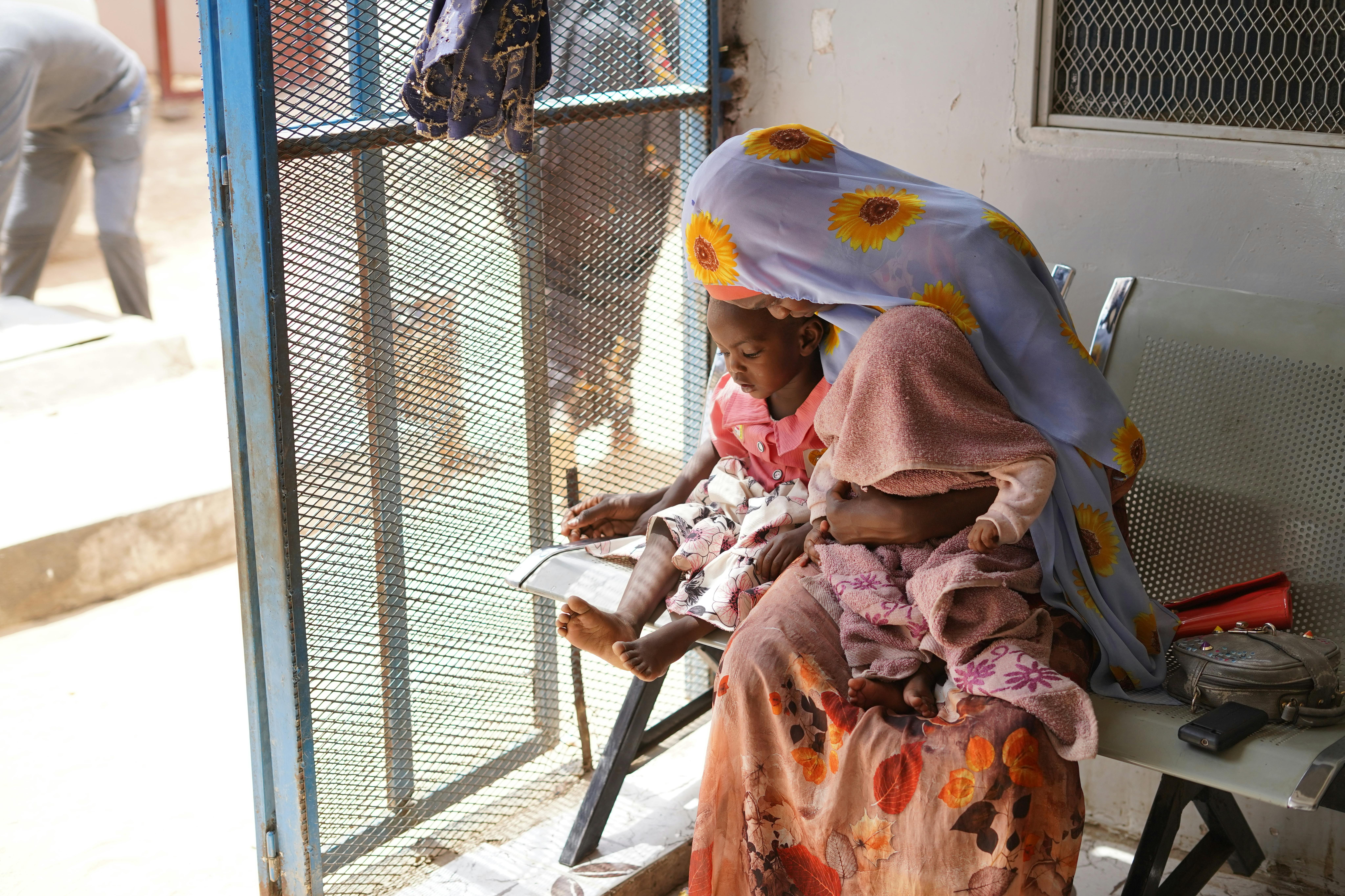Sudan: il 2 maggio 2023, questa mamma è con il suo bambino presso il Fashir Reproductive Health Center in Sudan che ha ricevuto materiale igienico e sanitario dall'UNICEF