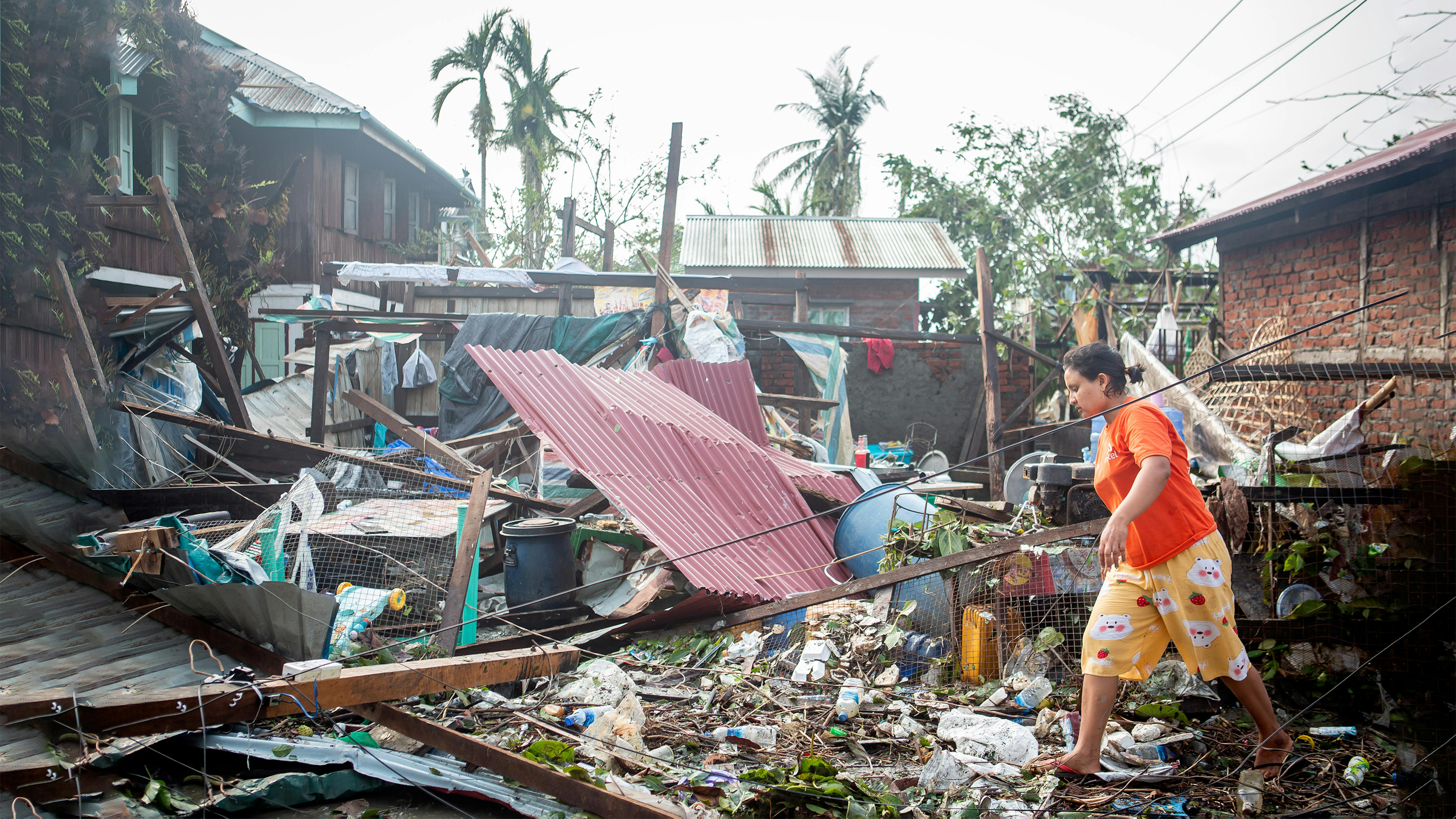 Myanmar - i residenti locali stanno controllando gli ingenti danni dopo il micidiale ciclone MOCHA