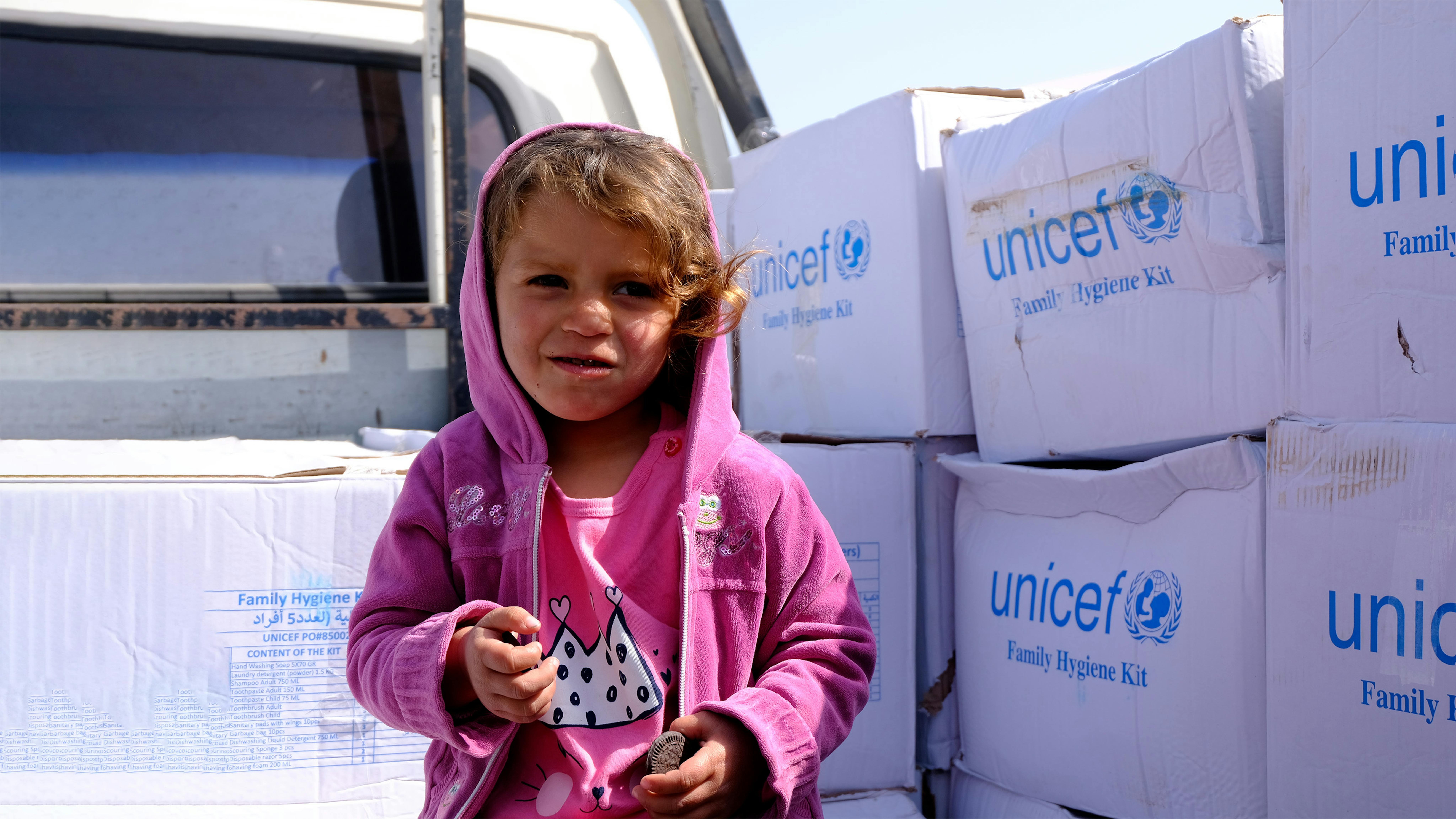 ad A'zaz, nel nord-ovest della Siria, i kit per l'igiene familiare dell'UNICEF vengono distribuiti alle famiglie di un campo per le famiglie sfollate a causa dei terremoti.
