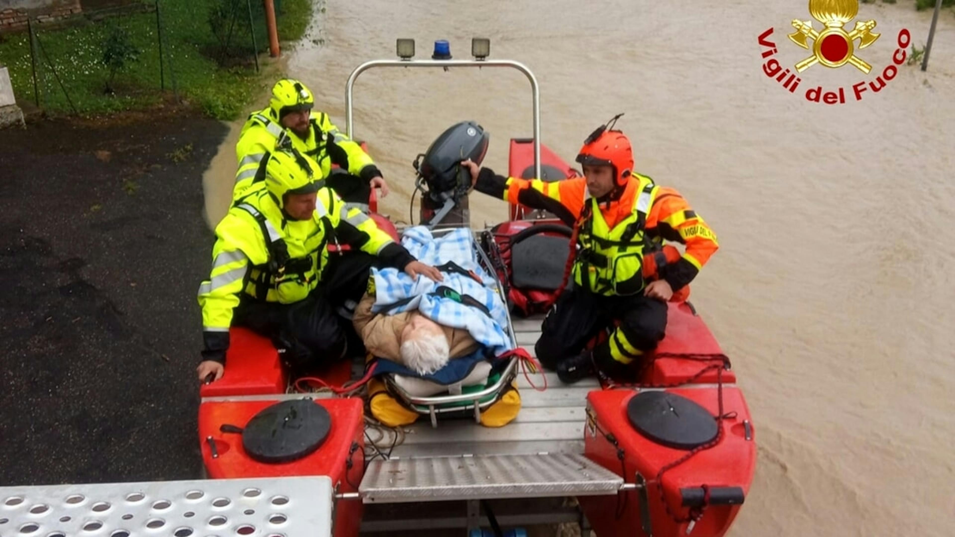 I Vigili del Fuoco con una persona appena soccorsa in Emilia Romagna diopo le recenti alluvioni