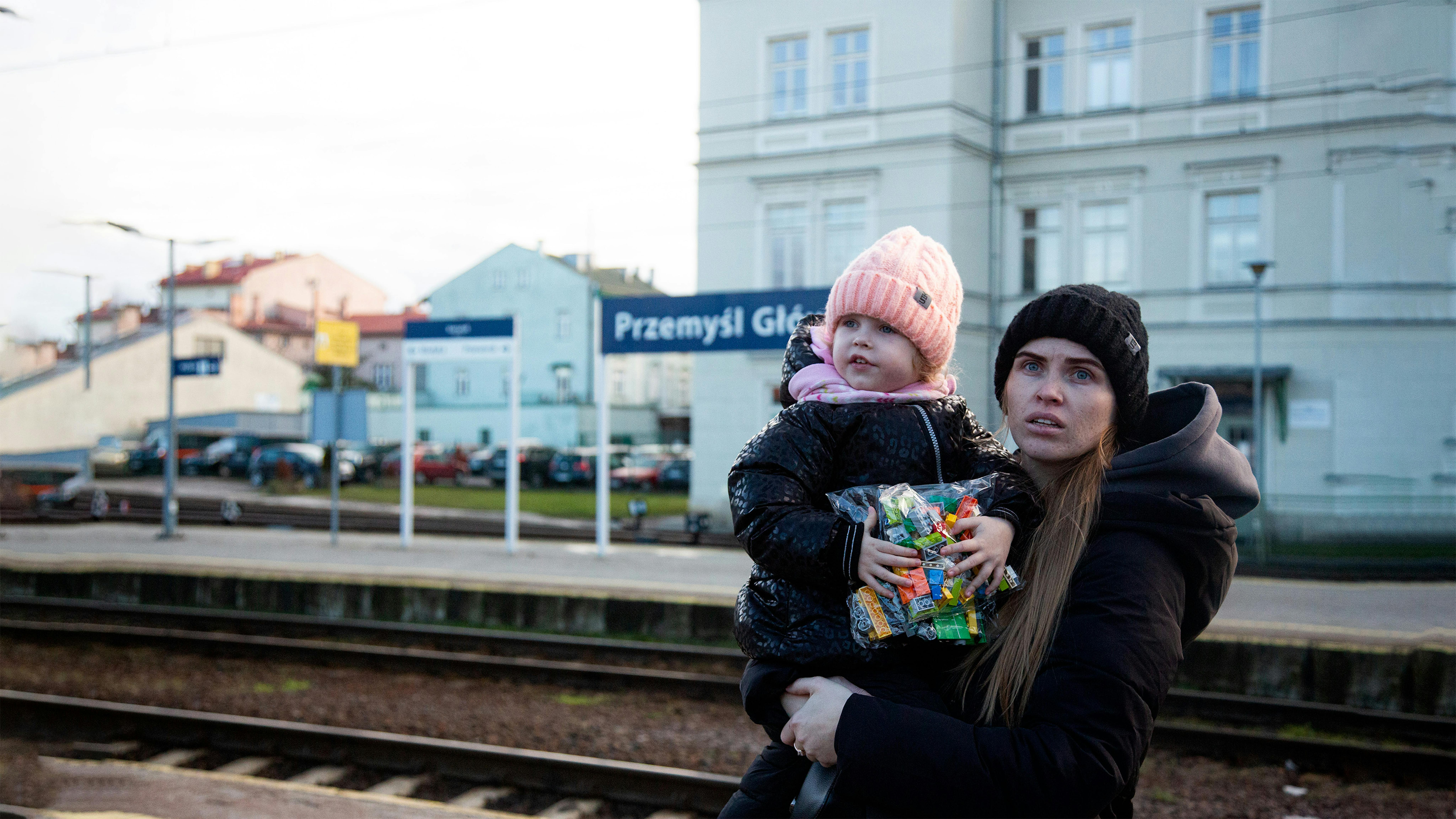 Polonia- una mamma con bambina presso il  Blue Dot alla stazione ferroviaria di Przemysl, Polonia.