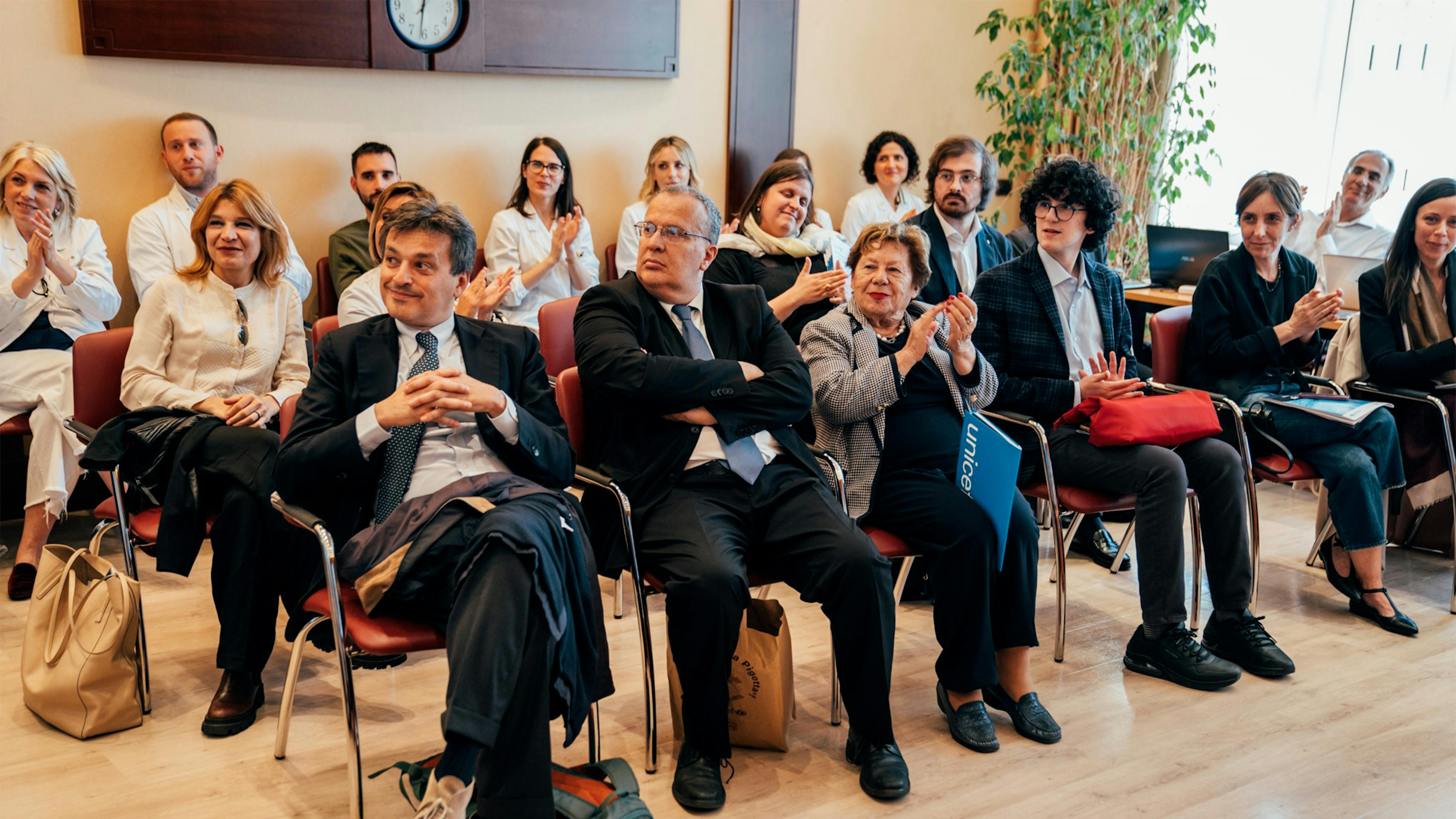 La platea durante l'incontro con al centro Luca Cappelletti, capo ufficio stampa dell'UNICEF Italia e Carmela Pace, Presidente dell'UNICEF Italia