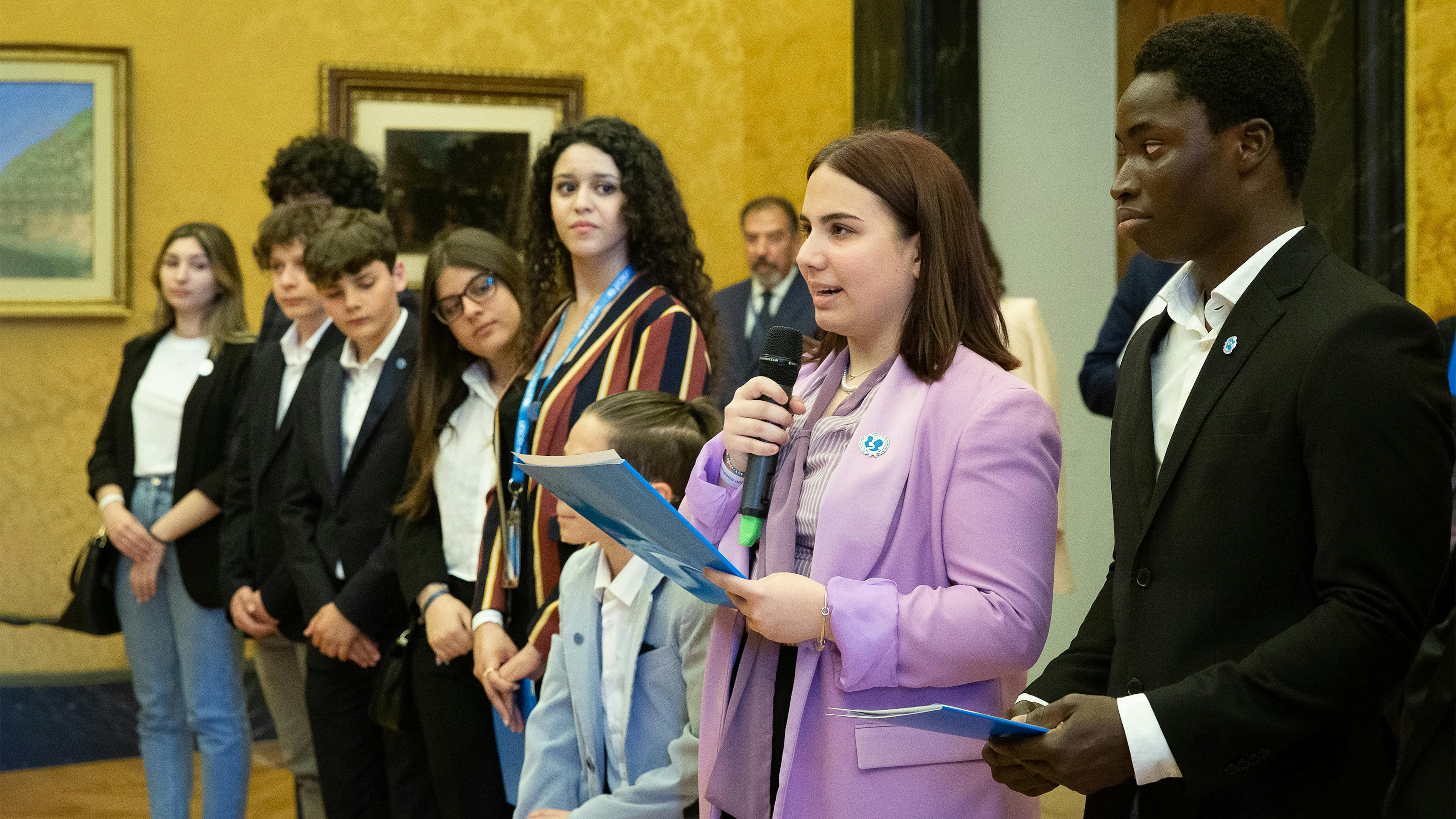 Un momento dell'incontro fra i ragazzi e le ragazze e il Presidente della Camera Fontana.