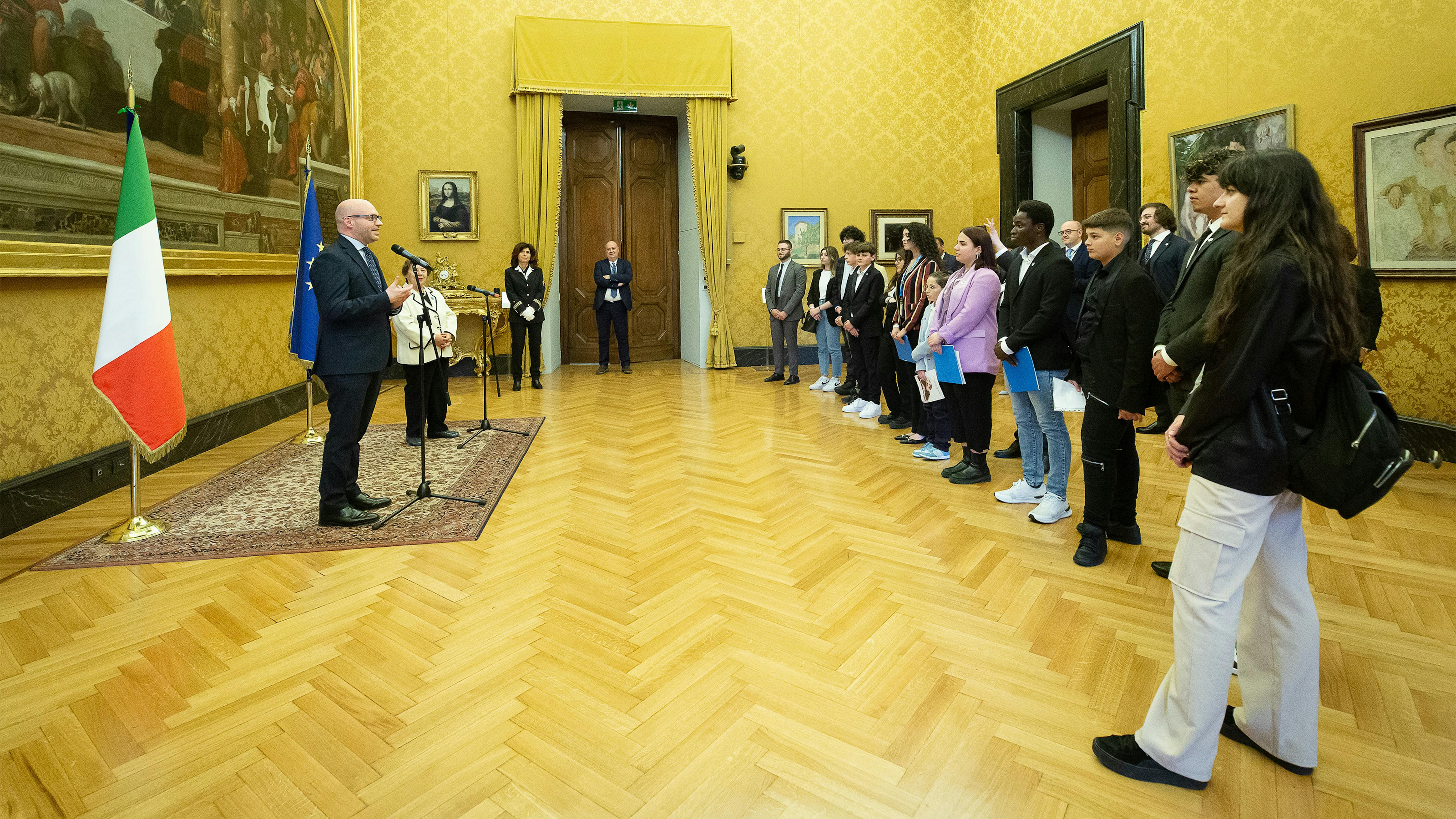 Un momento dell'incontro fra i ragazzi e le ragazze e il Presidente della Camera Fontana.