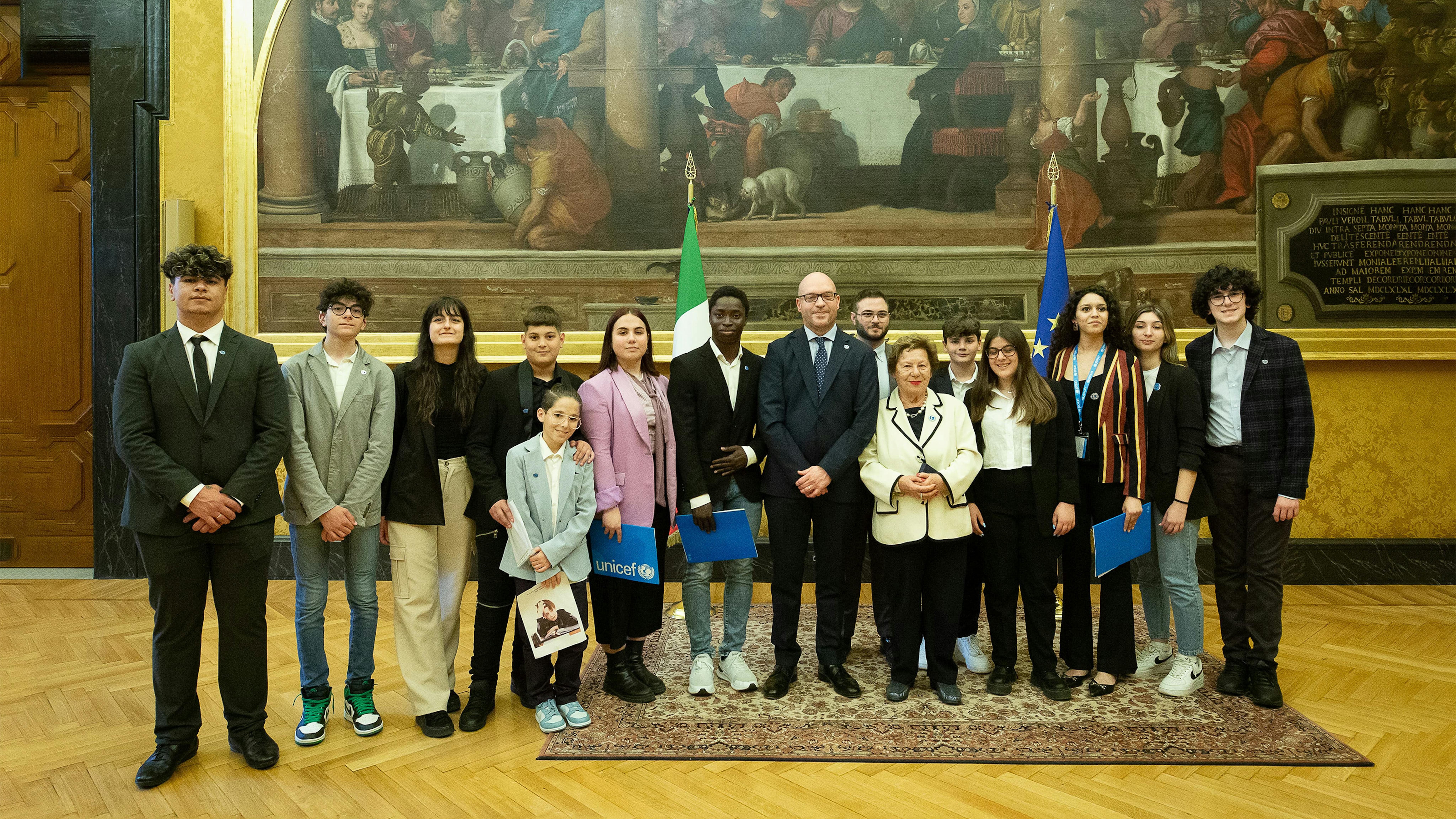 Un momento dell'incontro fra i ragazzi e le ragazze e il Presidente della Camera Fontana.