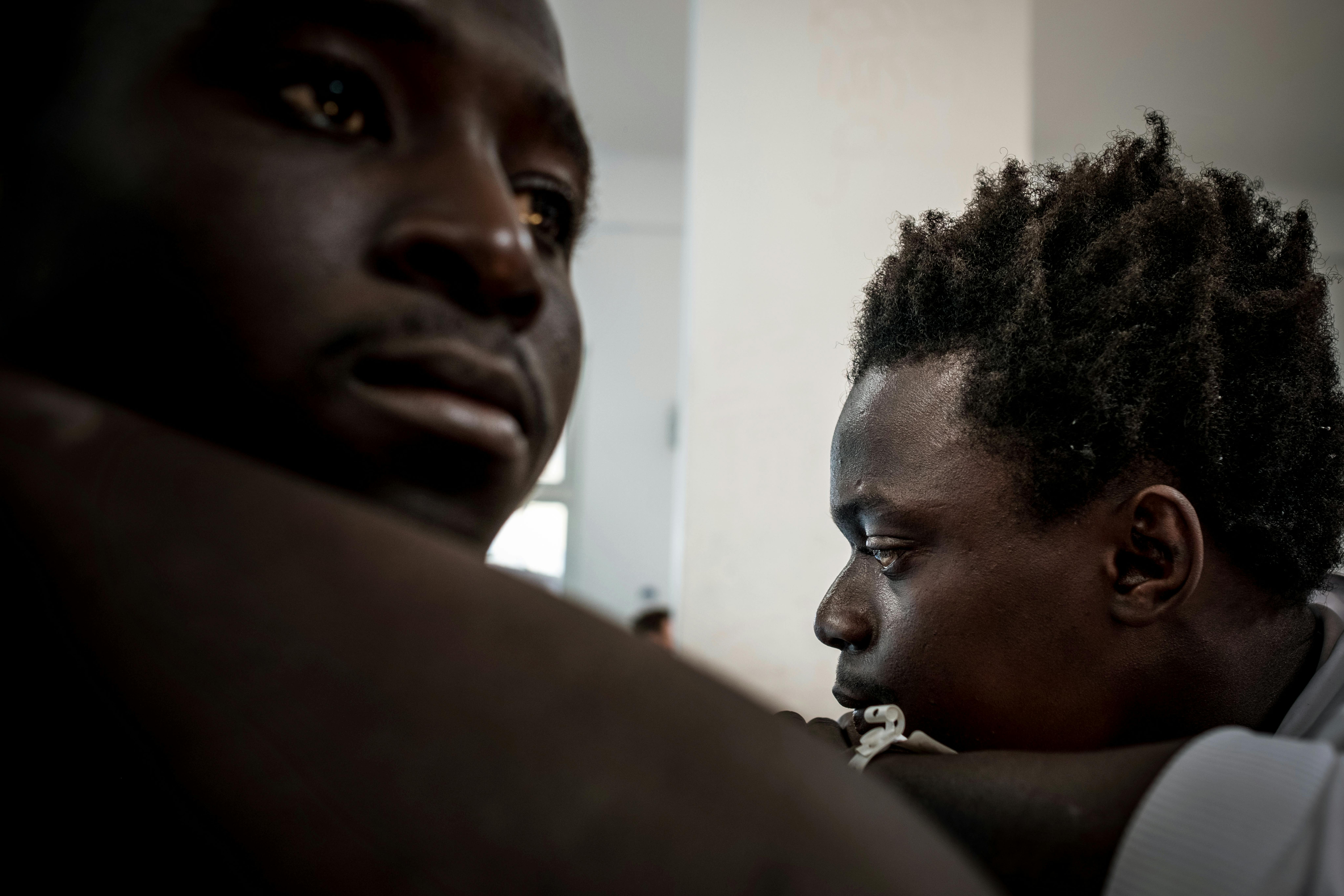 Mohammad, 17 anni, di Kafuta, Gambia e Sanna, 17 anni, di Jabakunda, Gambia, in un hotspot in Sicilia