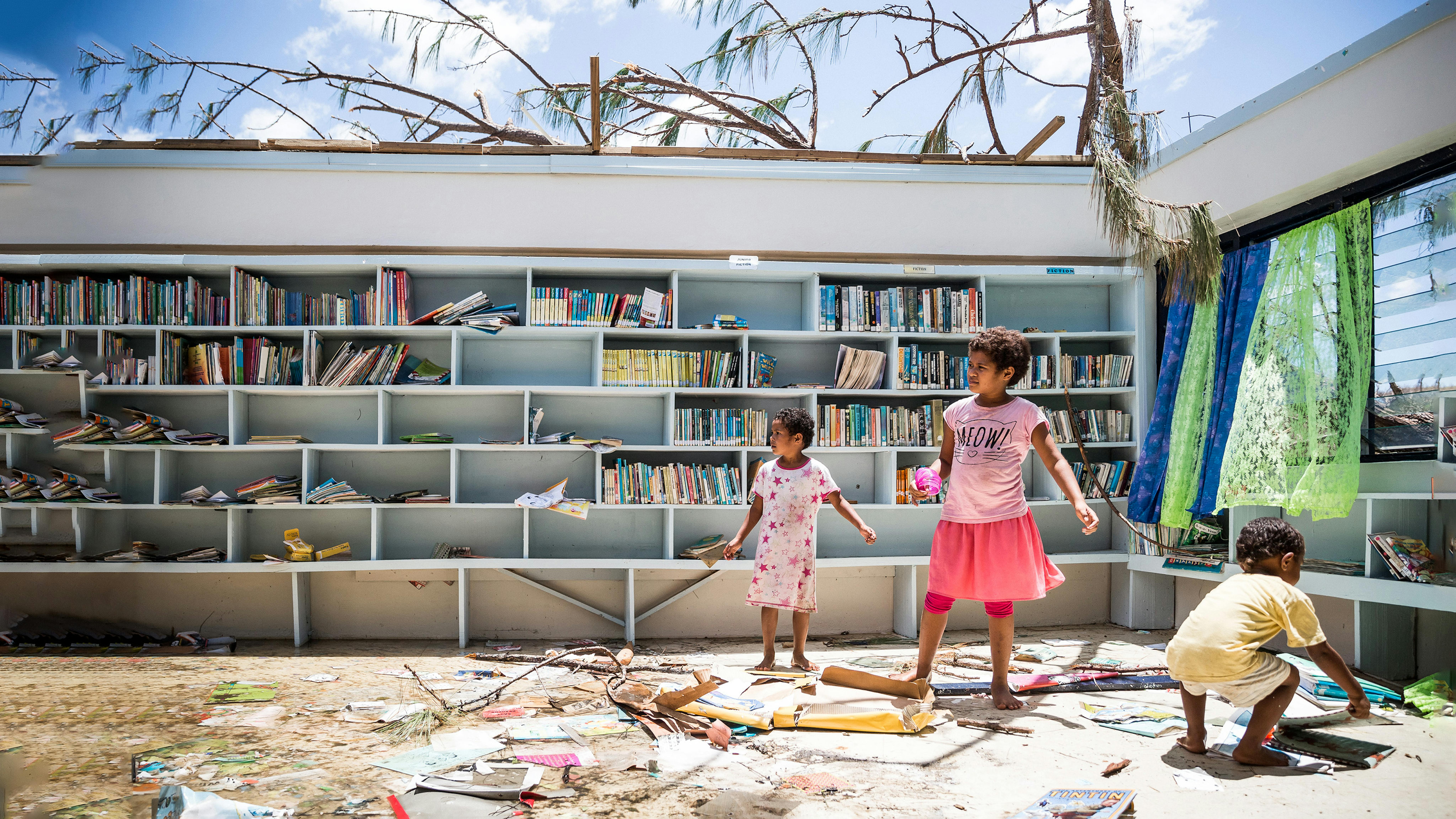 bambini giocano nella biblioteca di una scuola danneggiata dal ciclone Winston presso la Nabau District School, provincia di Ra, Fiji.
