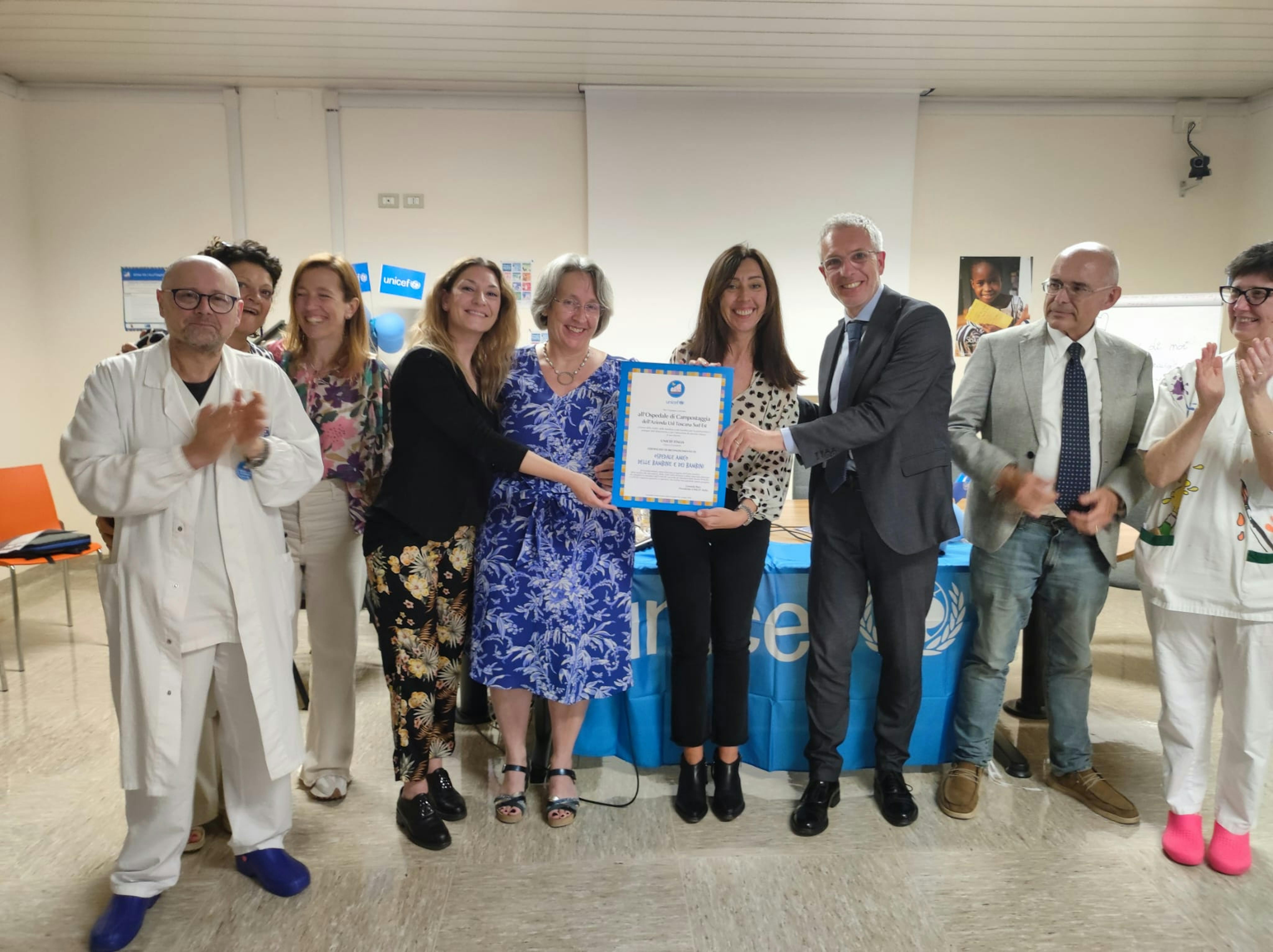 Un momento della consegna dell'attestato Ospedale Amico