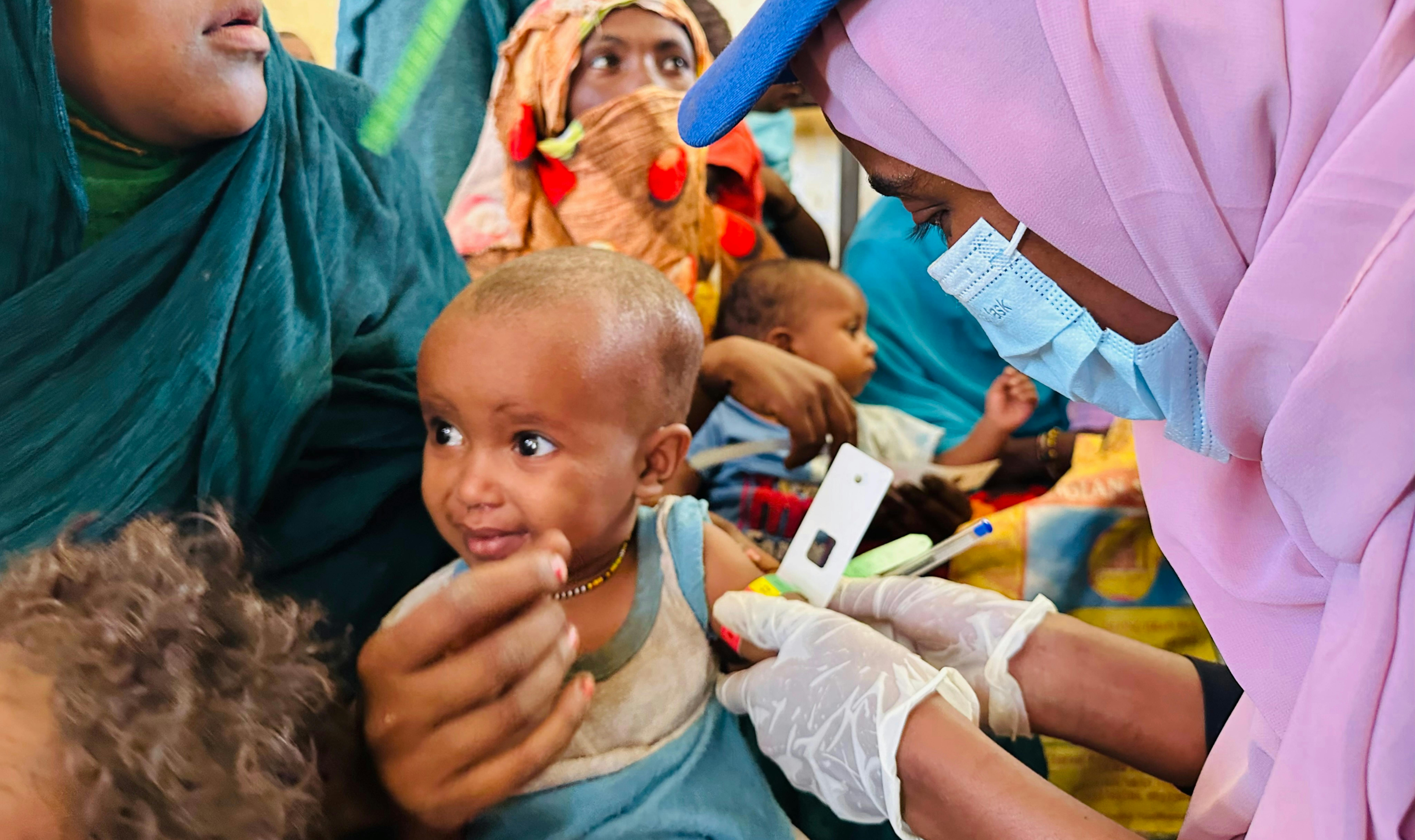 Sudan - bambini sottoposti a screening nutrizionale durante una clinica mobile organizzata da UNICEF e PHF in località Silkiy