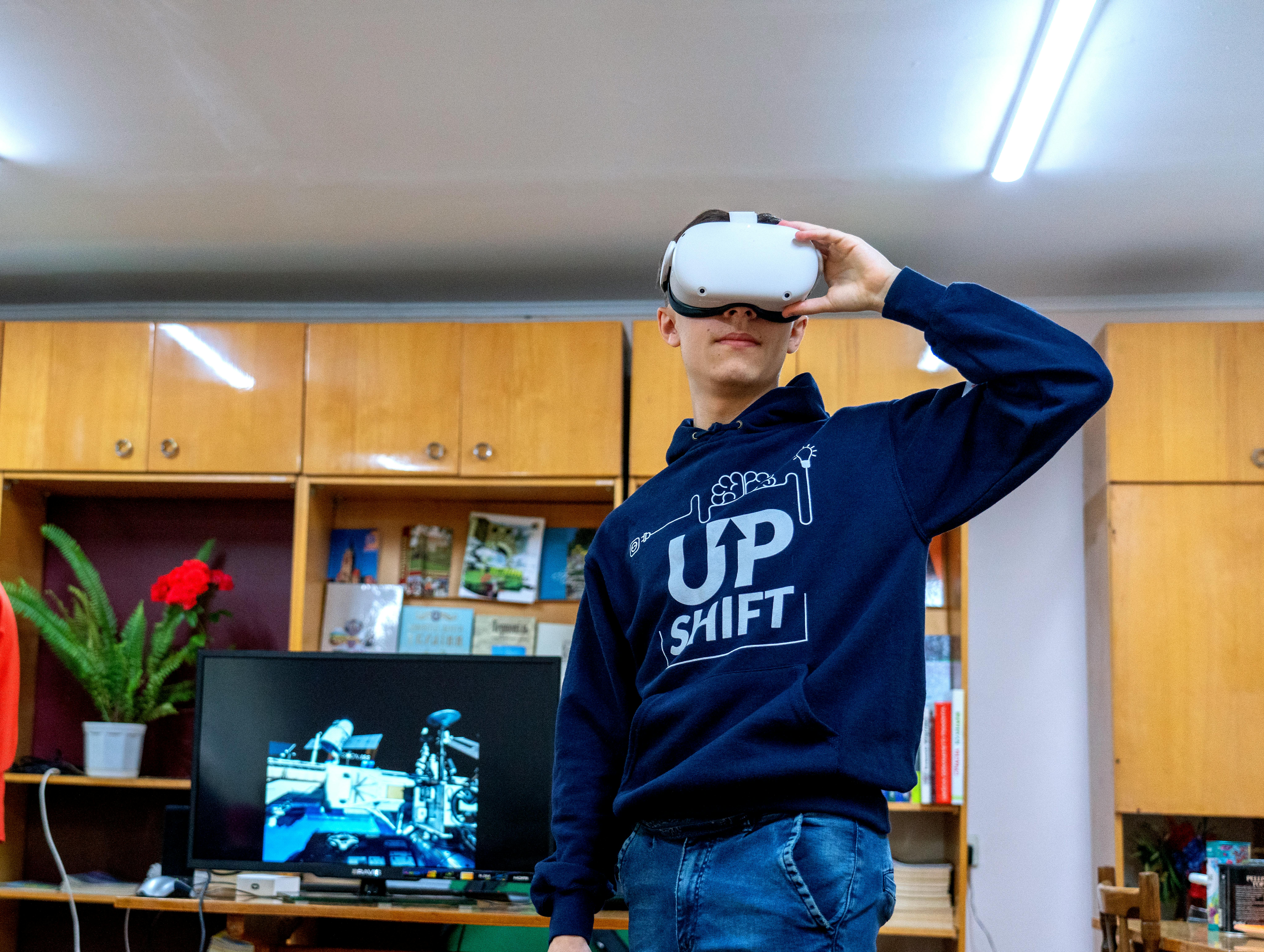 Ucraina: Vitalii, uno studente universitario di 18 anni di Ternopil, indossa occhiali VR. Fa parte di "Upgrade", un progetto giovanile UPSHIFT che organizza incontri per ragazzi sfollati nella città di Ternopil.