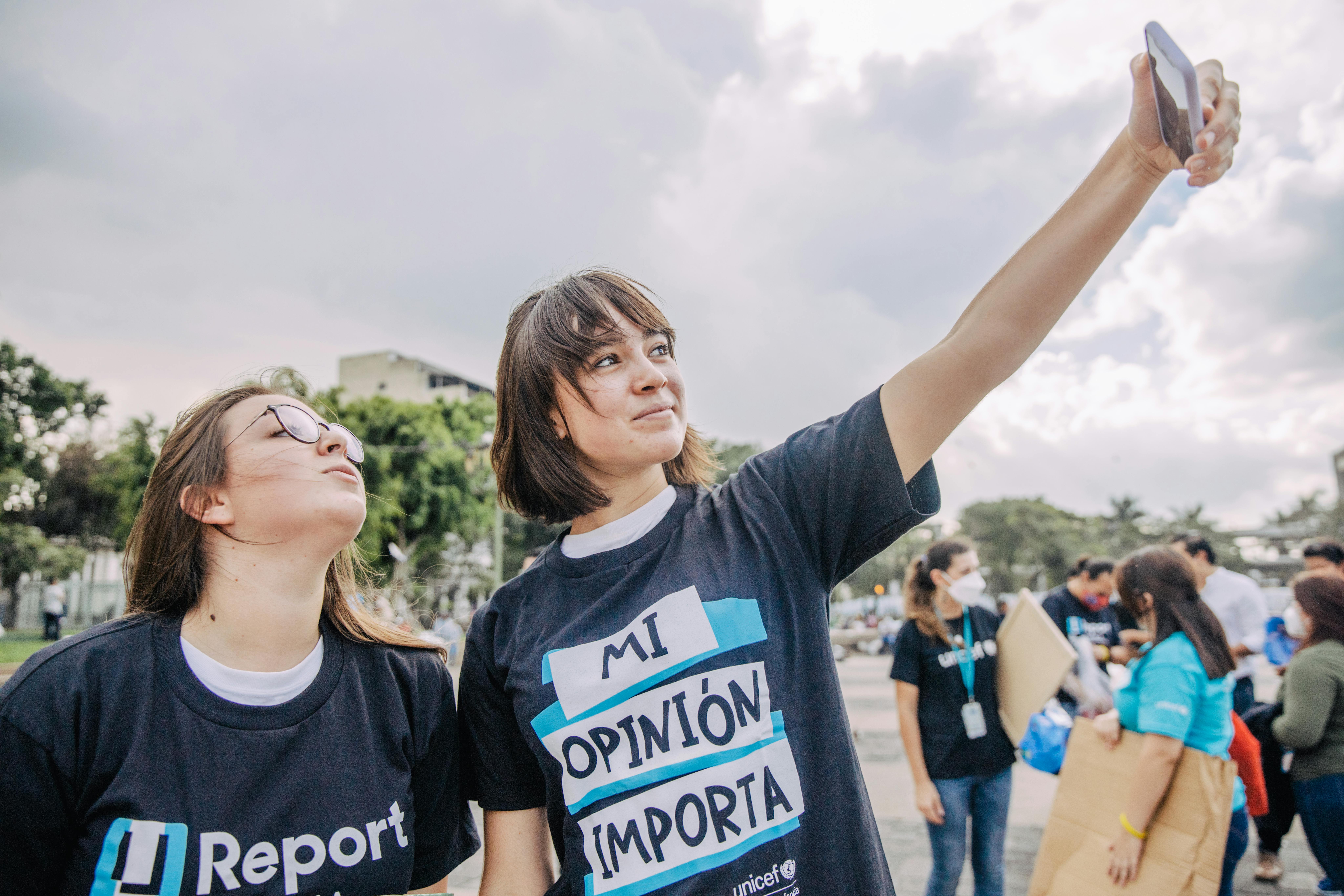 Tatiana (17 anni) e Daniela (18 anni), membri di U-report Guatemala, si scattano un selfie nella piazza principale prima di un'attività sul cambiamento climatico.