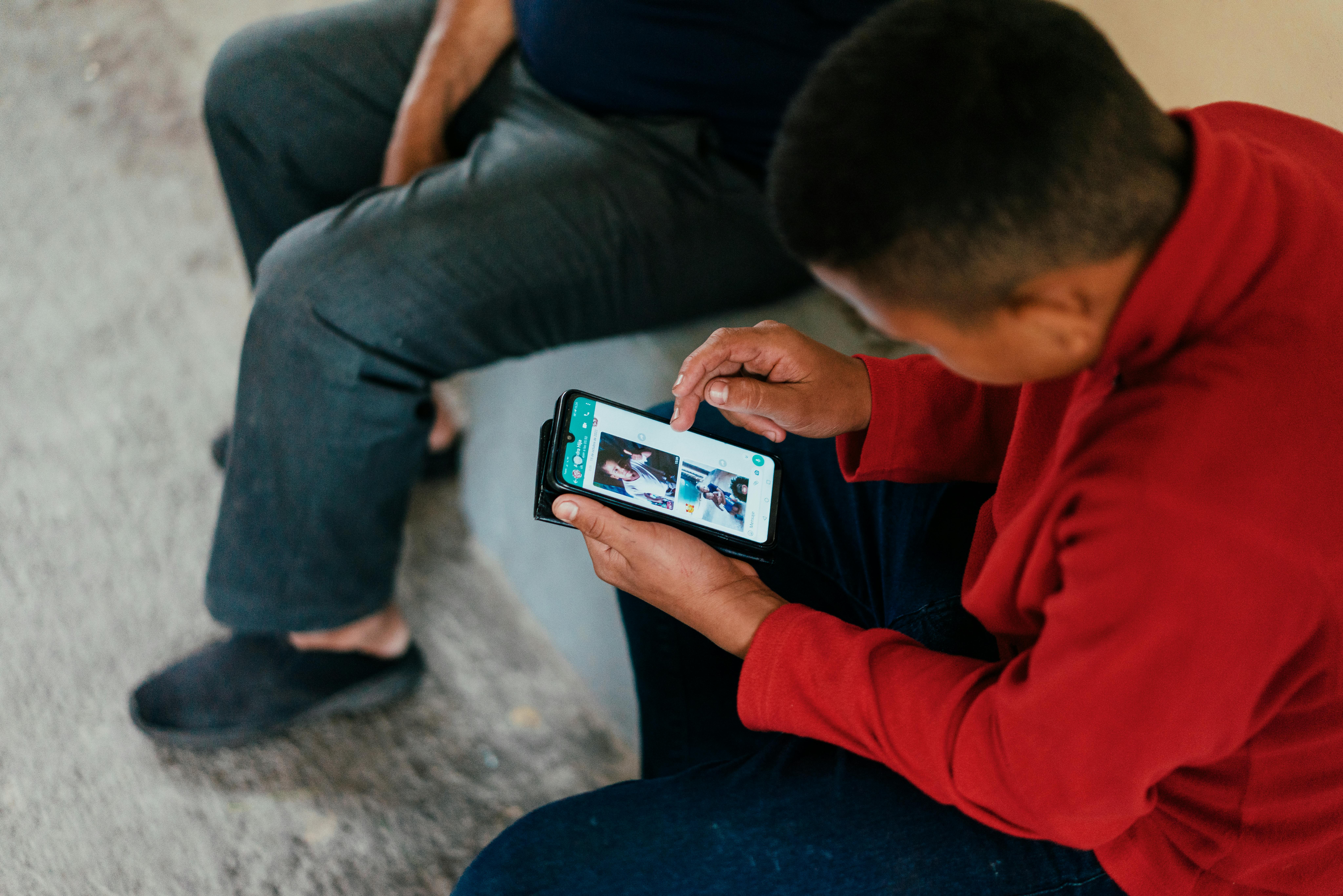 Ecuador: Felix chiama la sua famiglia in Venezuela dal patio di casa sua dove ha segnale internet. La sua famiglia fa parte del Programma di Protezione Integrale (IPP) promosso dall'UNICEF per proteggere i bambini e gli adolescenti venezuelani e le loro famiglie in movimento