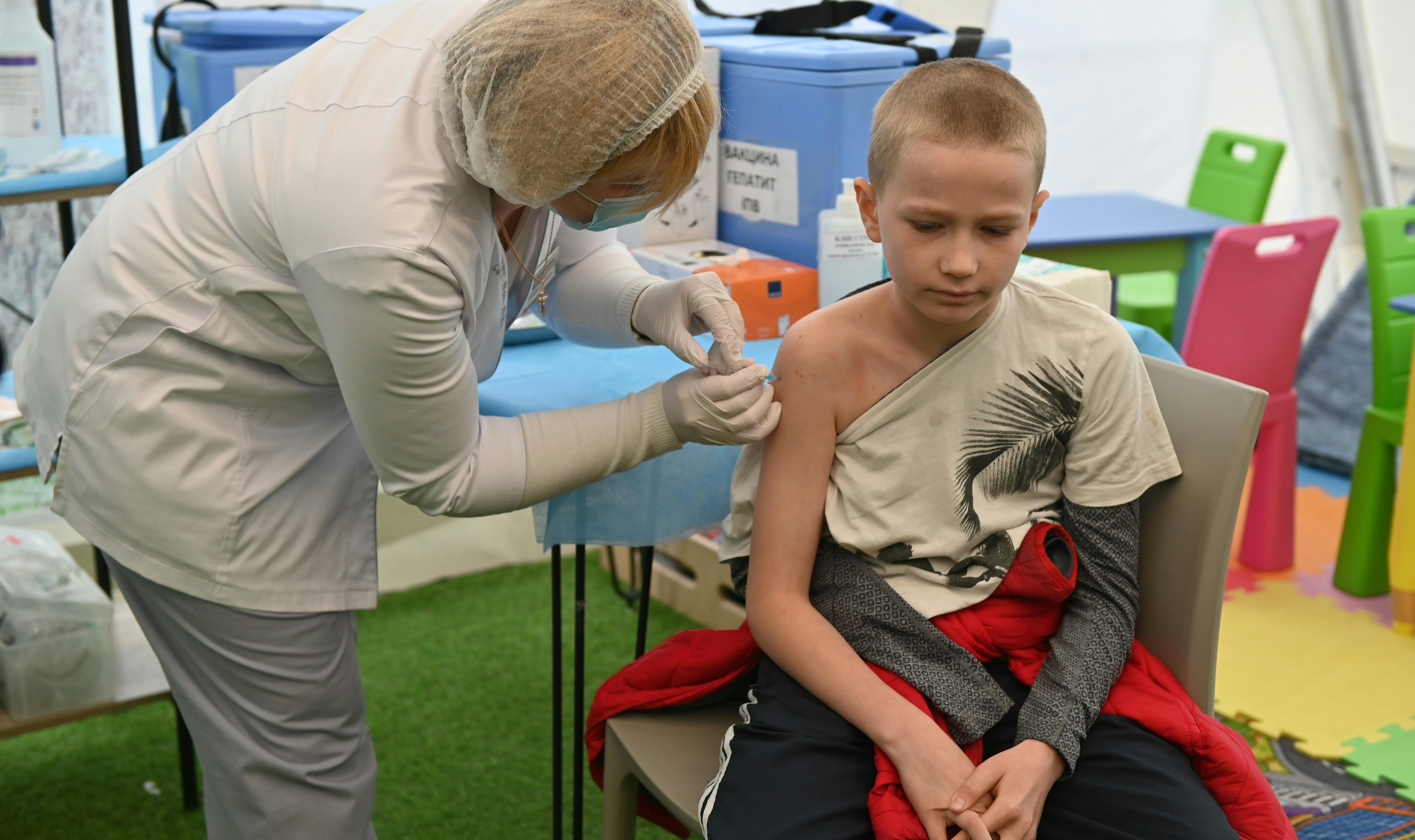Ucraina , nello Spilno Child Spot di Kiev, . un ragazzo si sta vaccinando