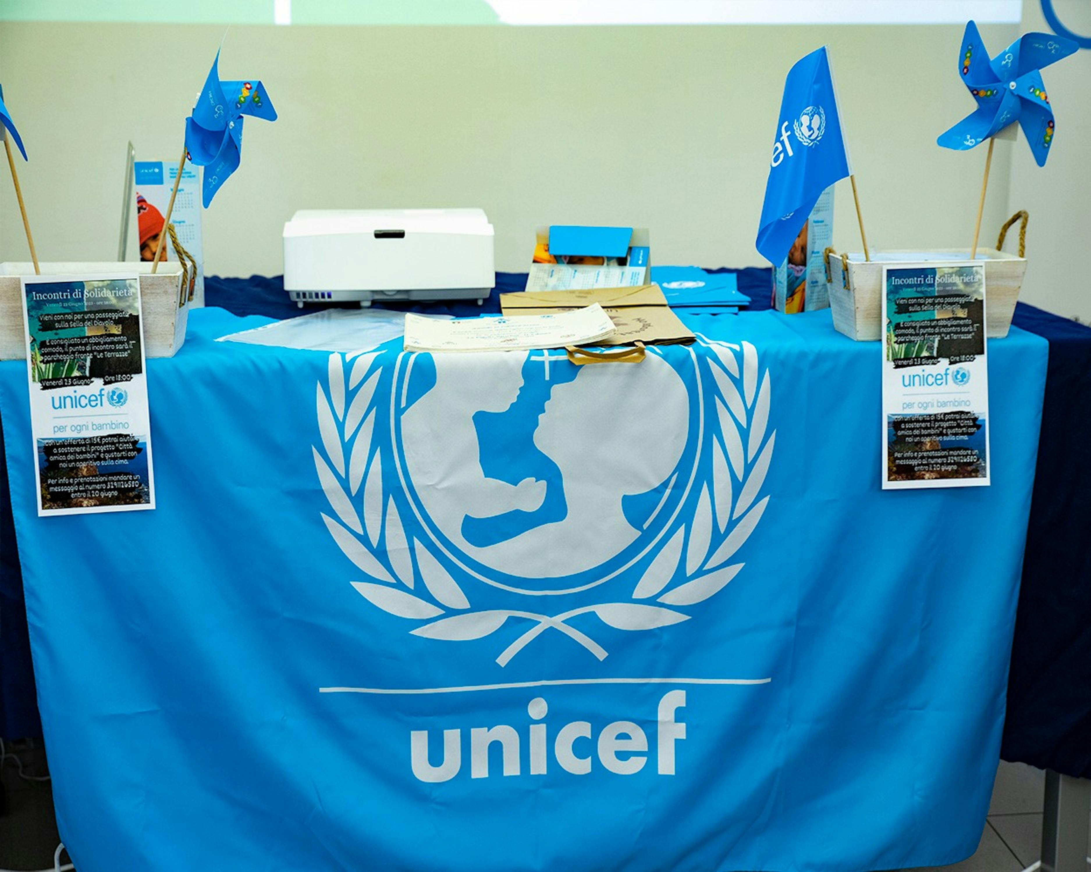 Allestimento del tavolo UNICEF
