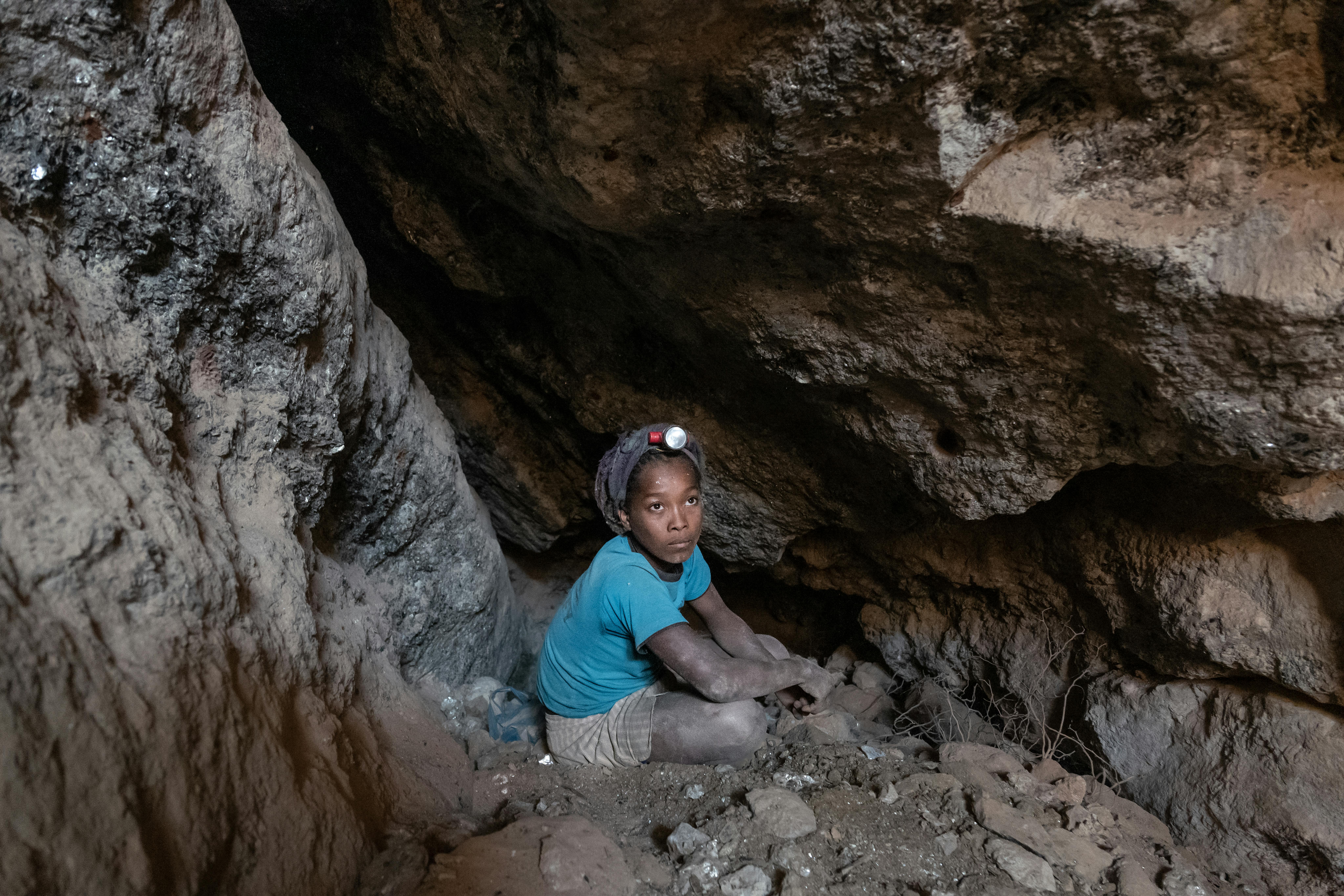 Nina 13 anni, ha abbandonato la scuola e lavora nella miniera di Vohibola. Questa foto è stata scattata 15 metri sotto terra, dove Nina lavora per estrarre la Mica: un minerale che si trova comunemente in prodotti come cosmetici, vernici ed elettronica. L'estrazione della mica è spesso collegata alle peggiori forme di lavoro minorile in Madagascar