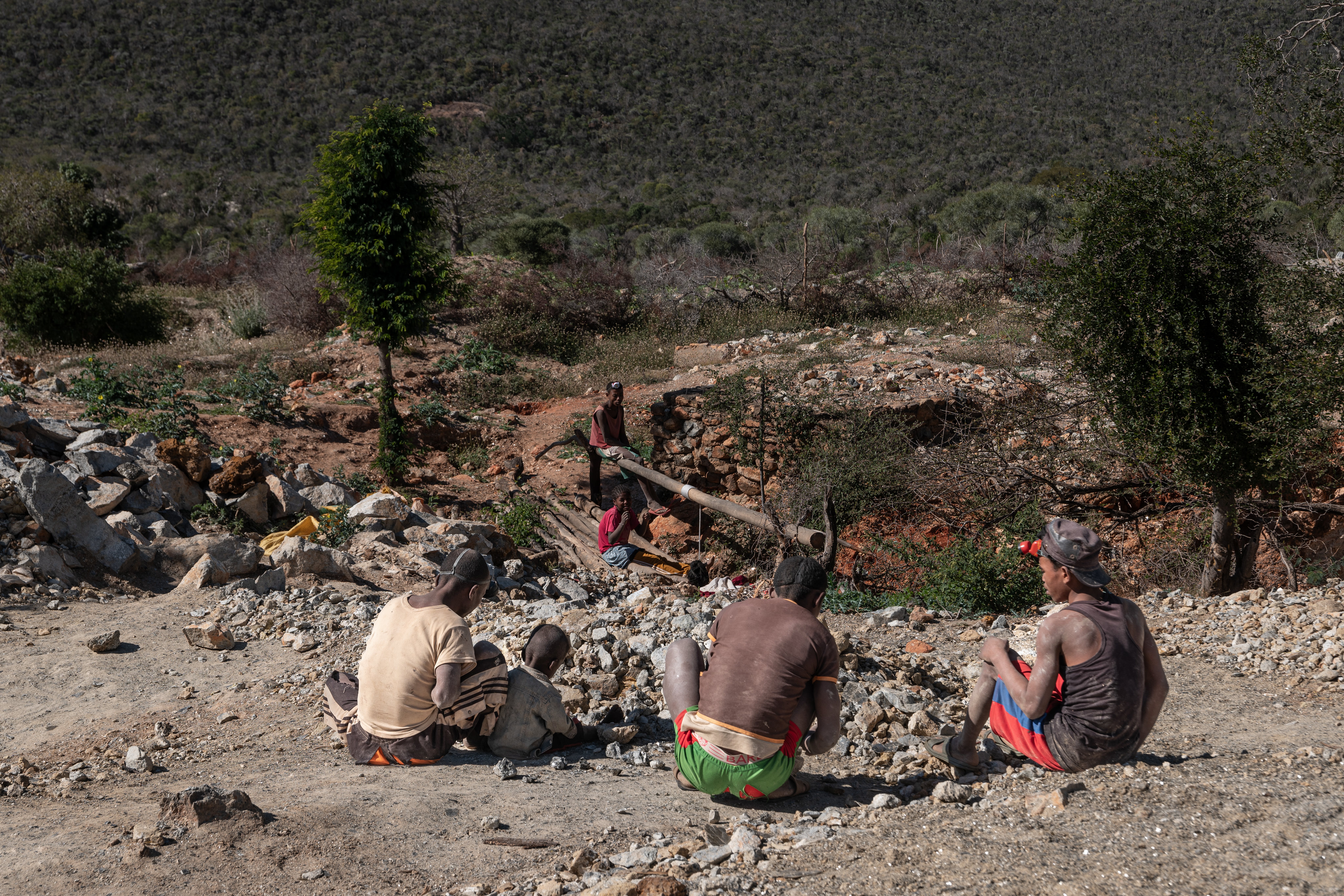 Un gruppo di uomini e bambini riemergono dalle rocce da cui estraggono la mica. La miniera di Vohibola, nella regione di Anosy in Madagascar, è situata 25 chilometri a nord di Amboasary-sud.