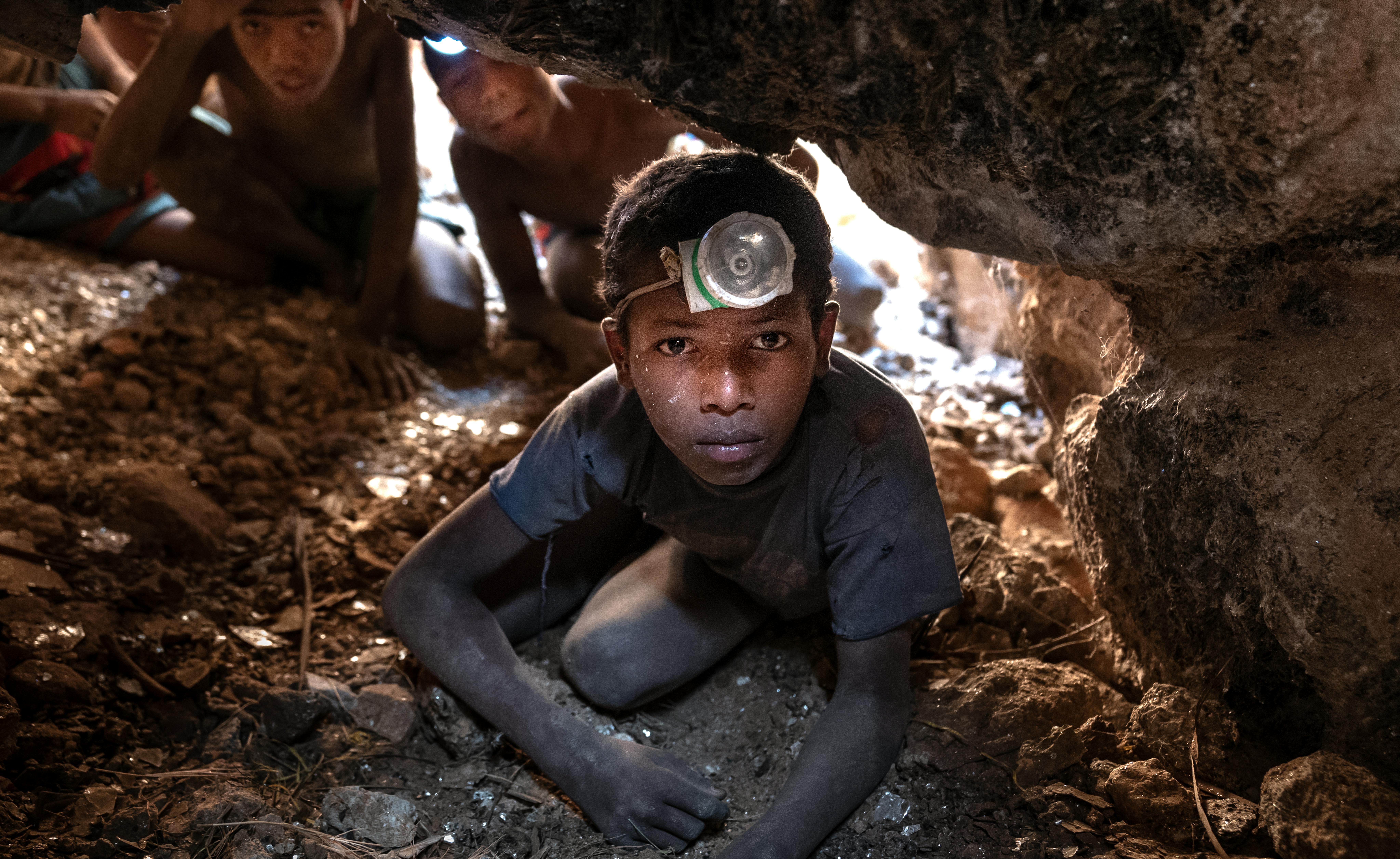 Sambilahatsa, 12 anni, ha dovuto lasciare la scuola per andare a lavorare nelle miniere di mica, Questa foto lo ritrae 15 metri sottoterra. a Mica è un materiale utilizzato in molti prodotti cosmetici, vernici ed elettronica. La sua estrazione è spesso associata alle peggiori forme di lavoro minorile in Madagascar. Secondo gli ultimi dati del dipartimento del lavoro degli Stati Uniti, in Madagascar almeno 10.000 bambini lavorano in questo settore.