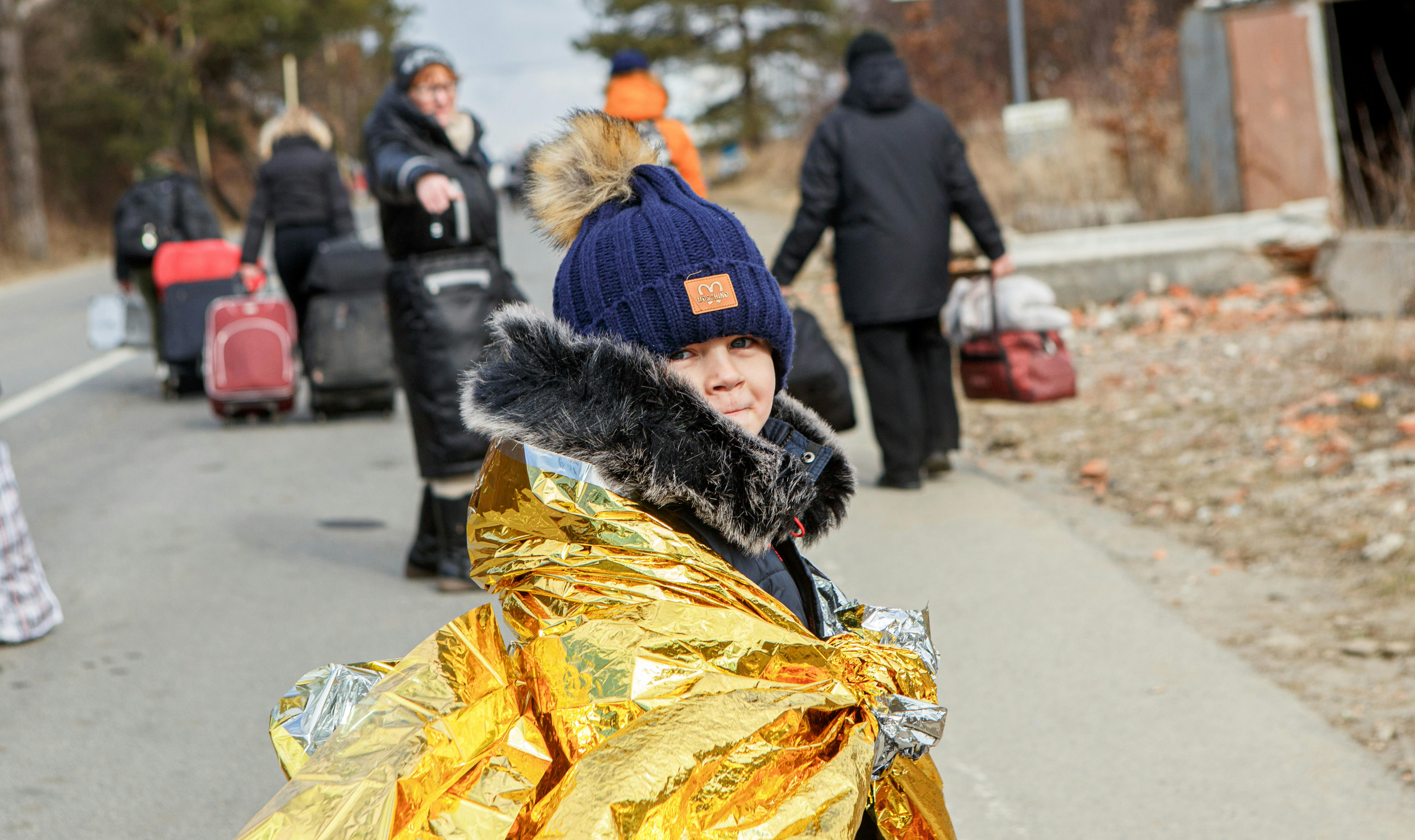 Ucraina Sashko, 6 anni, della città di Ukrainka, va al confine ucraino-slovacco.