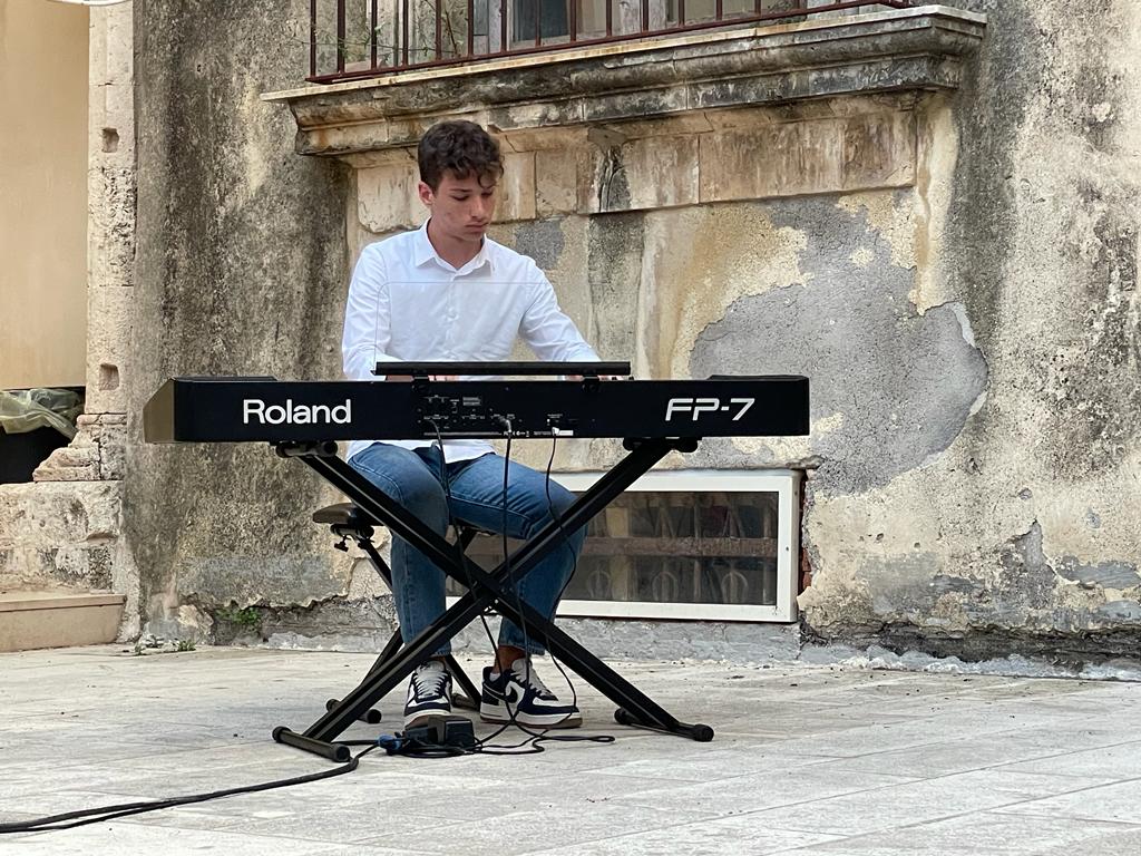 Gaetano Sarnataro esegue brani al pianoforte