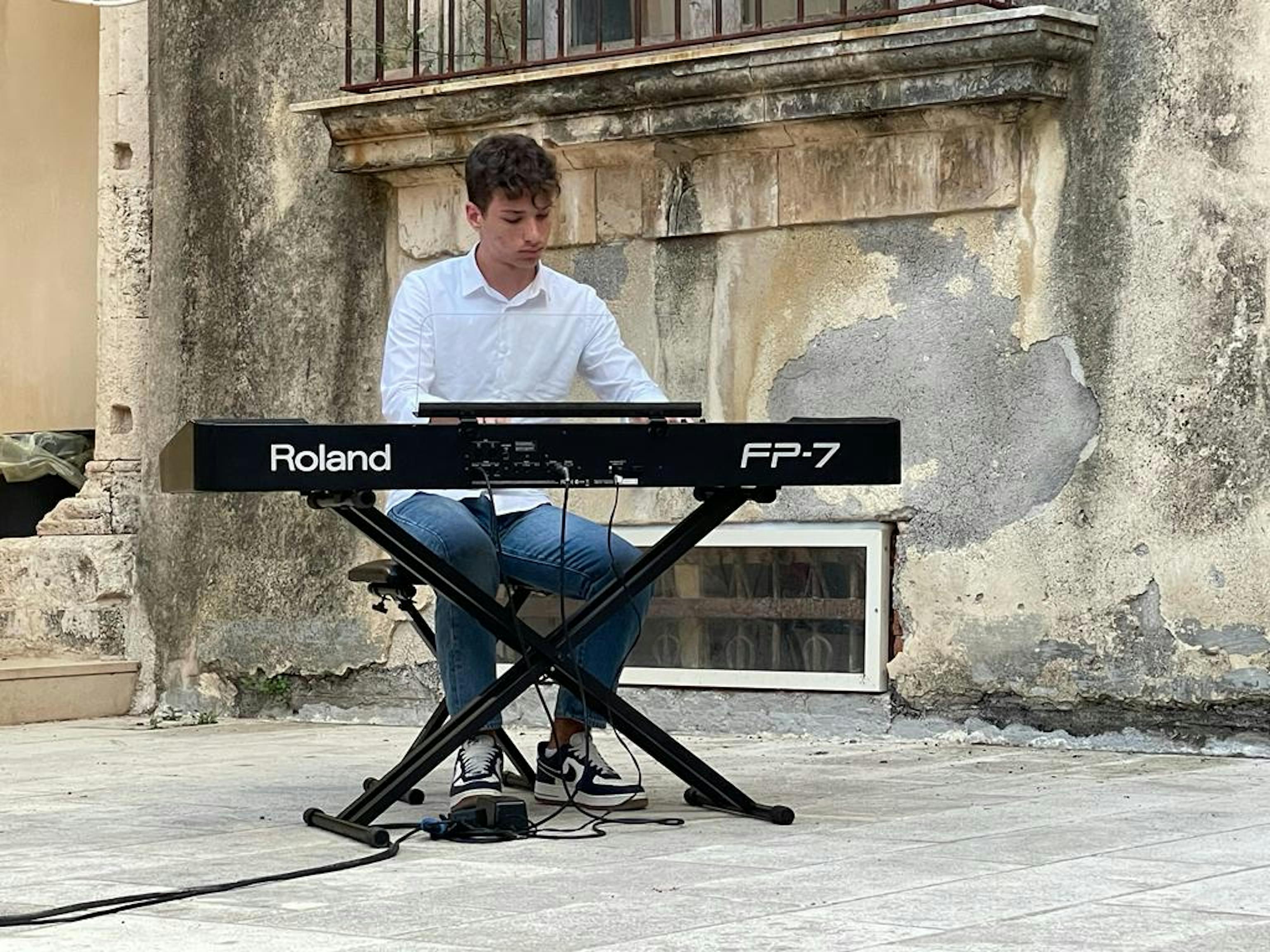 Gaetano Sarnataro esegue brani al pianoforte
