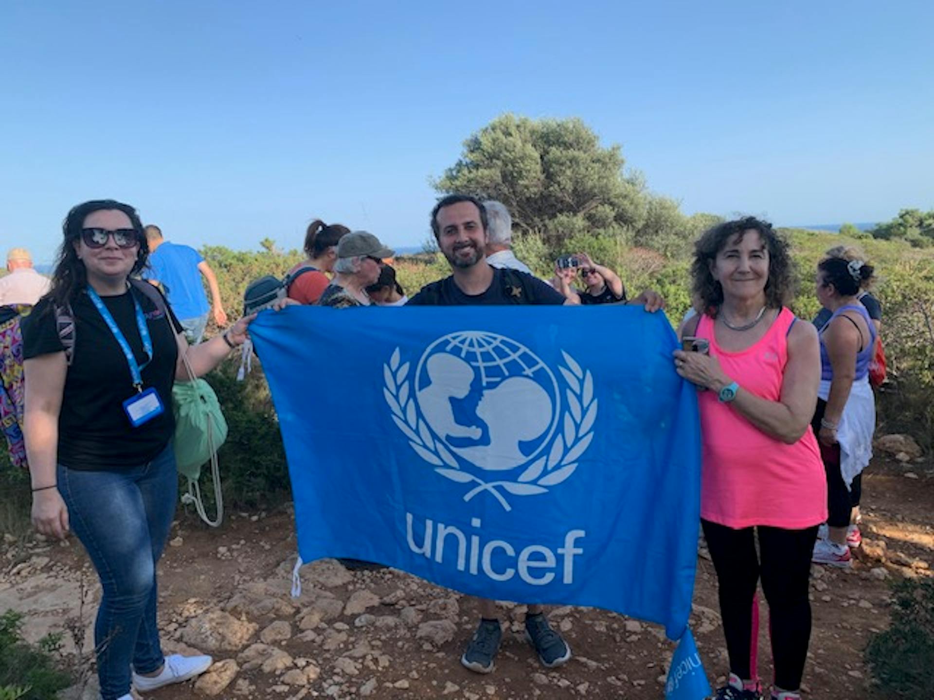 Alcuni escursionisti con la bandiera UNICEF