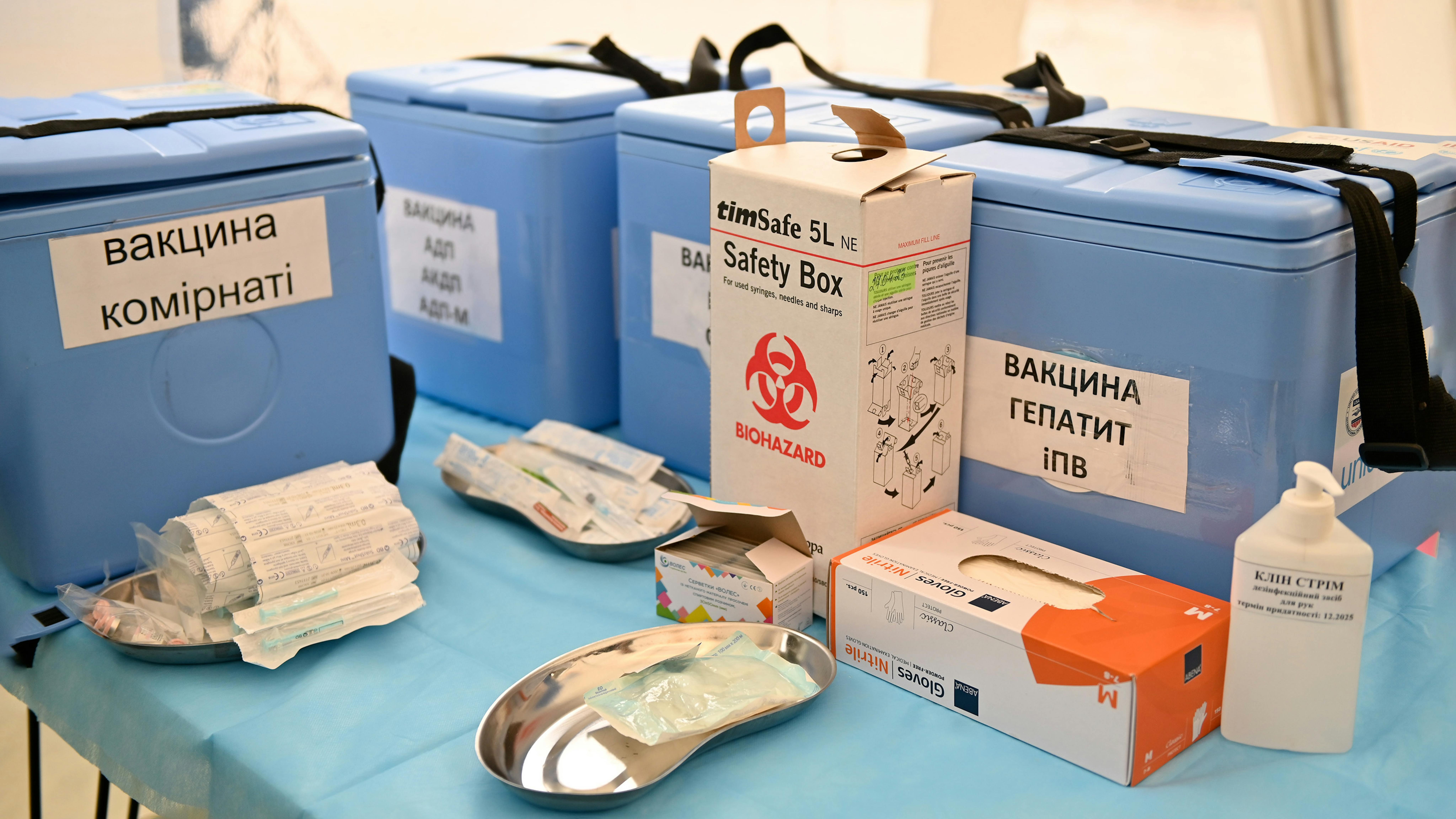 Ucraina - contenitori frigo e vaccini in uno Spilno Child spot di Kiev