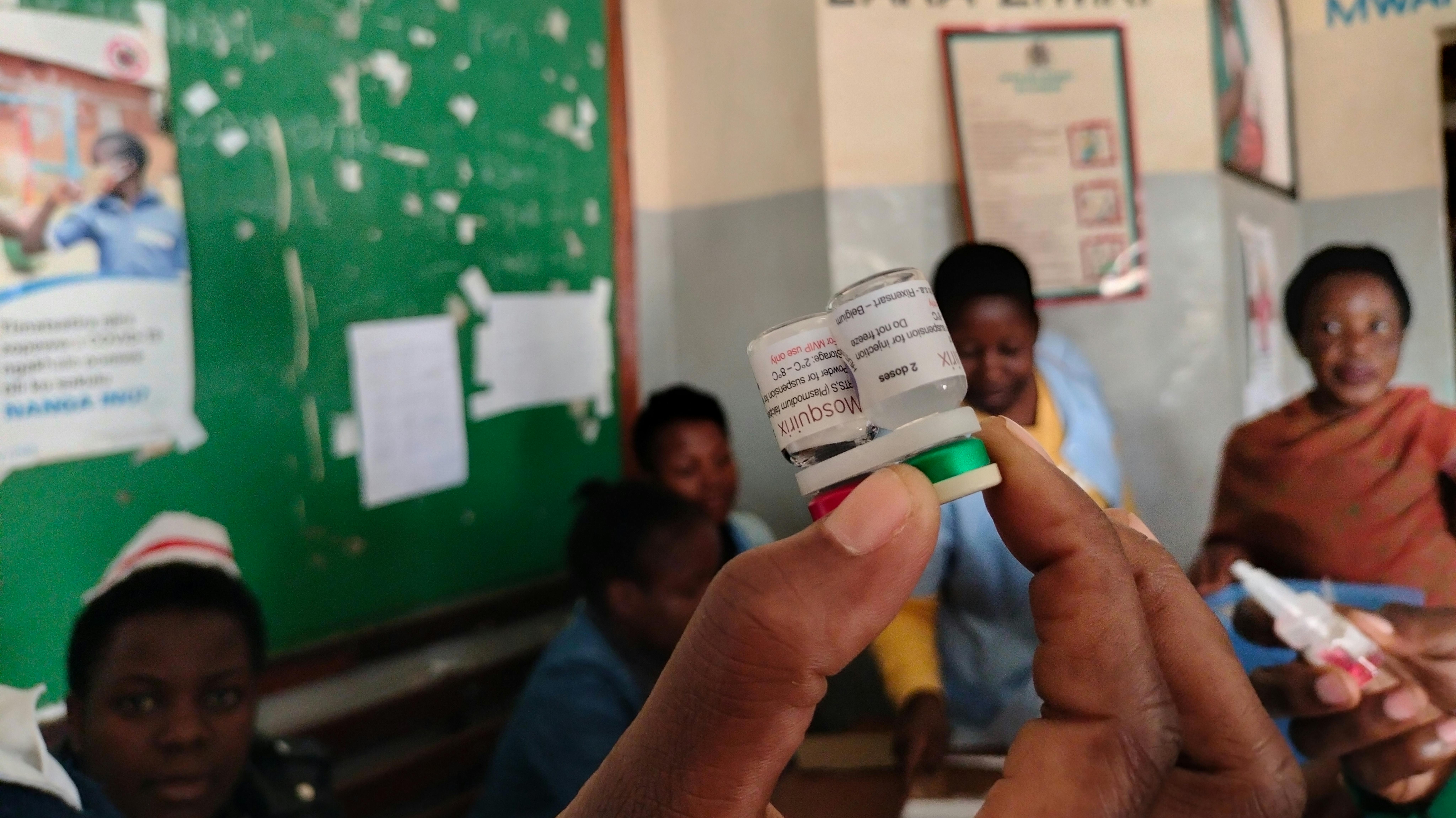Primo piano del vaccino contro la malaria catturato al Kawale Health Center di Lilongwe, in Malawi.