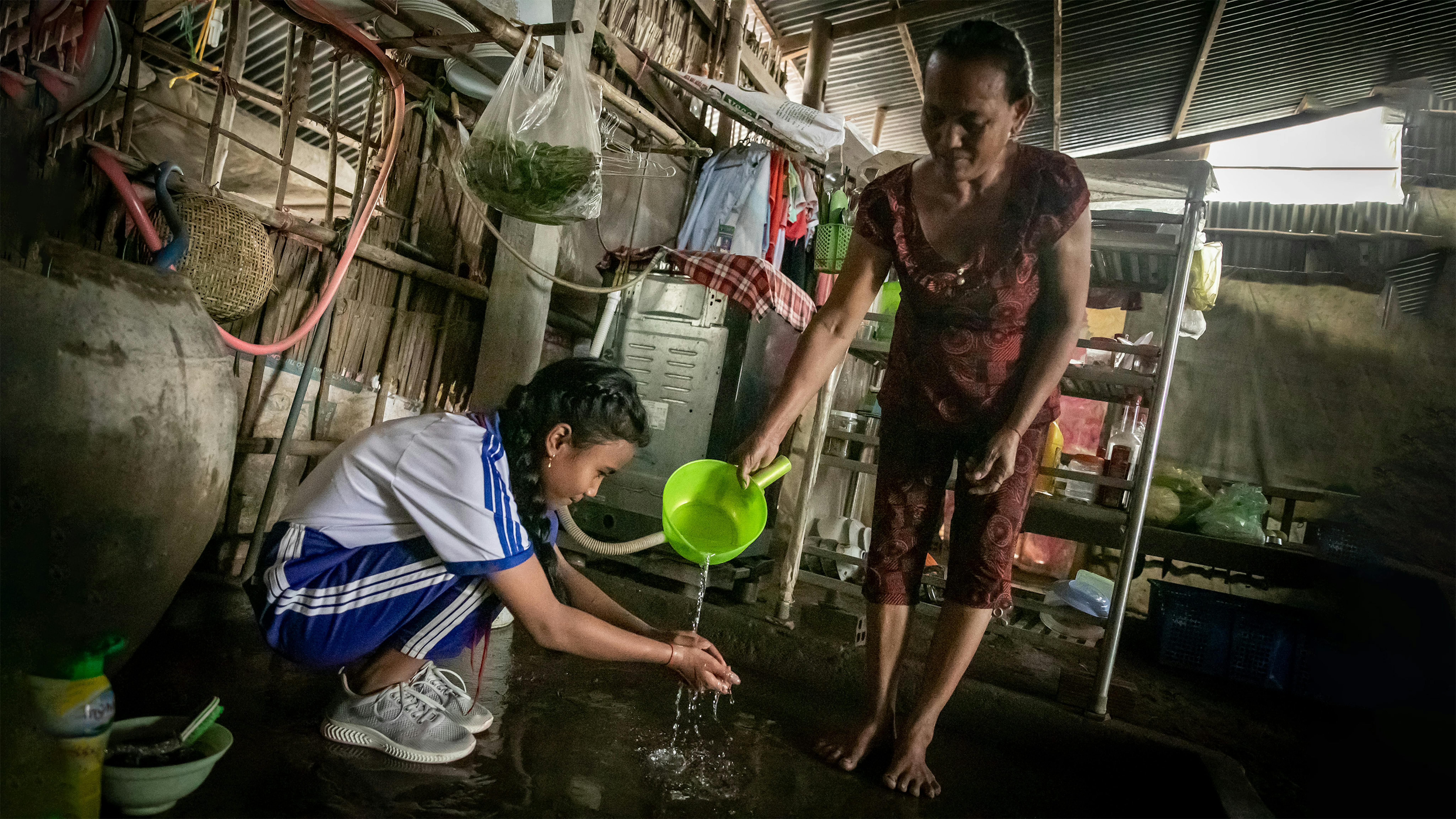 Lam Thi Diem Nhu e sua nonna, della minoranza etnica Khmer in mancanza di una latrina igienica in casa