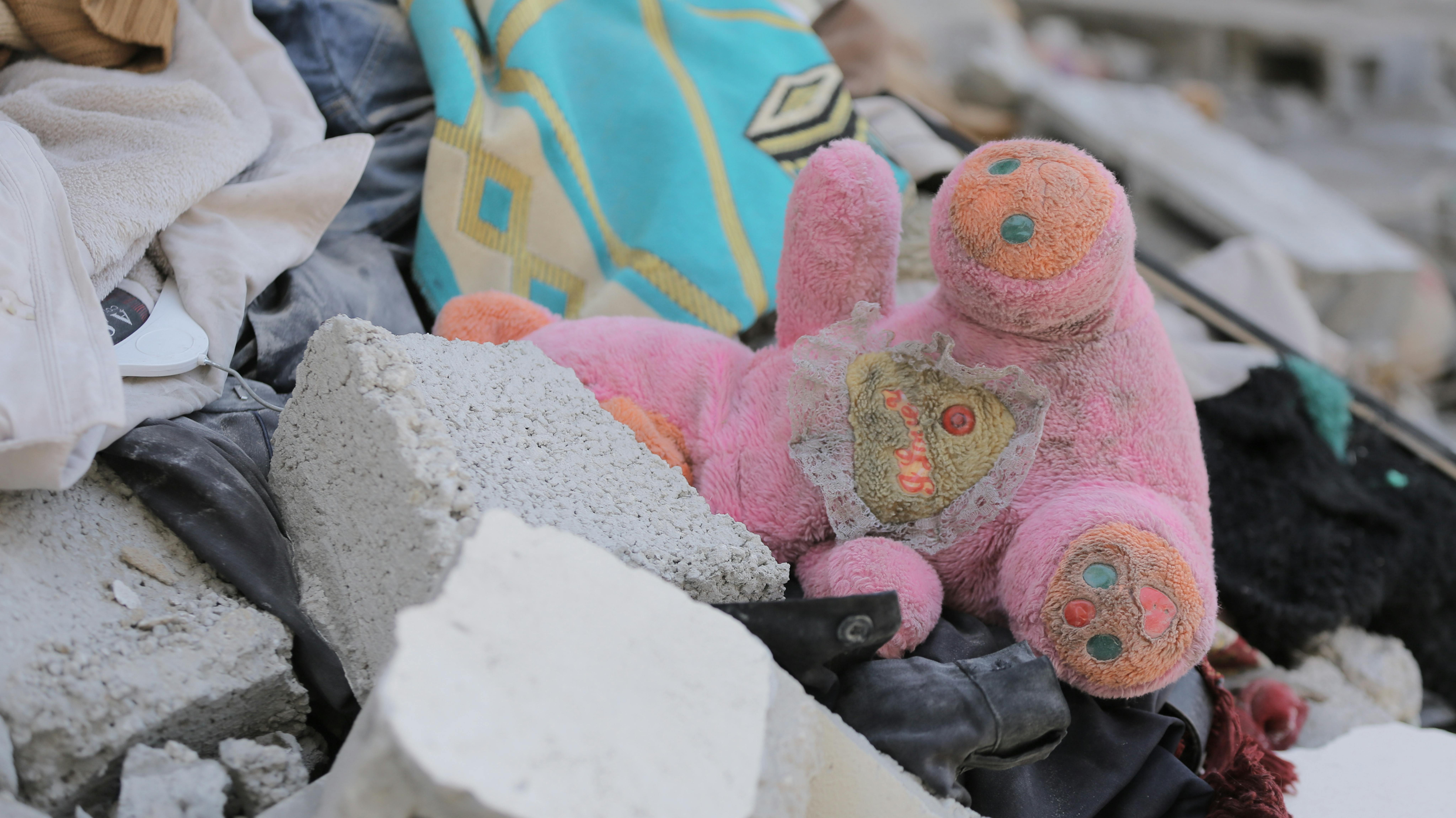 Palestina - un peluche viene visto tra le macerie di una casa distrutta a Beit Hanoun.