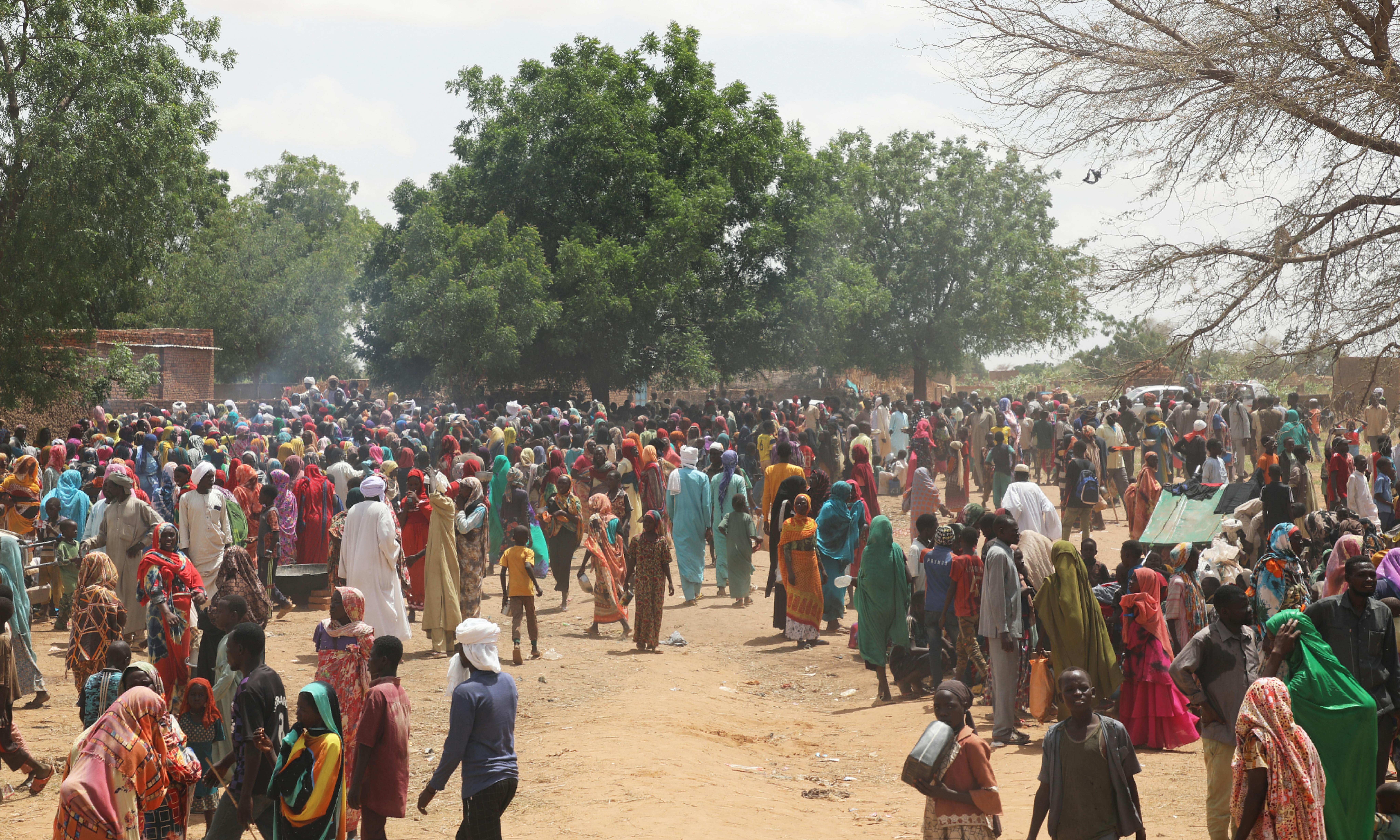 Giugno 2023: migliaia di rifugiati del Sudan si raggruppano nei pressi dela scuola secondaria di Adre. Sono fuggiti dal Darfur occidentale, molti di loro dalla città di El Geneina, a causa del violento conflitto.