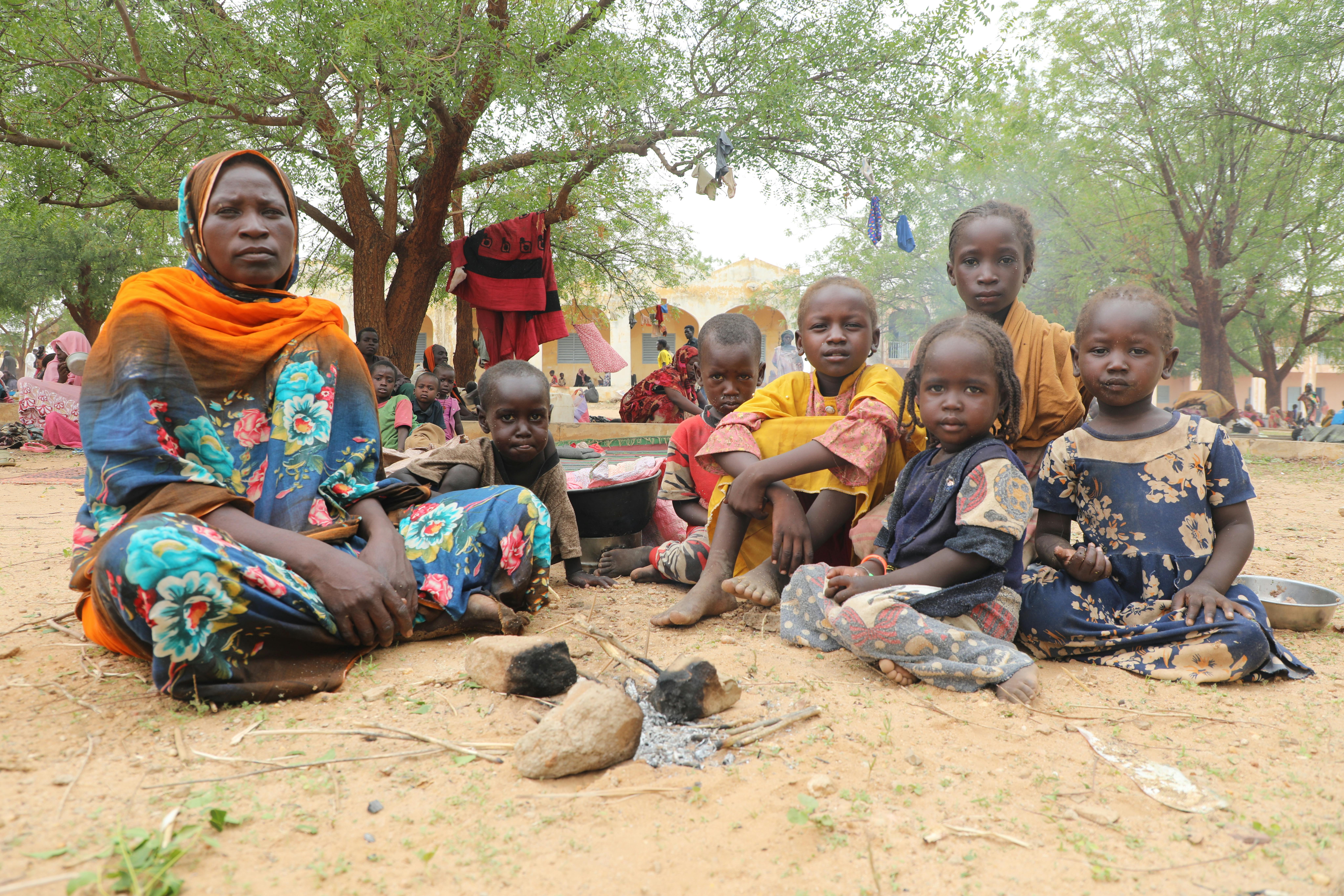 Fatna Ibrahim Daoud, 35 anni, madre di 7 bambini, sta cercando un riparo all’ombra. È fuggita dal Sudan insieme a sua figlia Isra, di 7 anni: durante l’attacco, ha perso traccia degli altri 6 figli. Mentre era in viaggio verso il confine, ha trovato altri 5 bambini che avevano smarrito i loro familiari e li ha portati con sé.