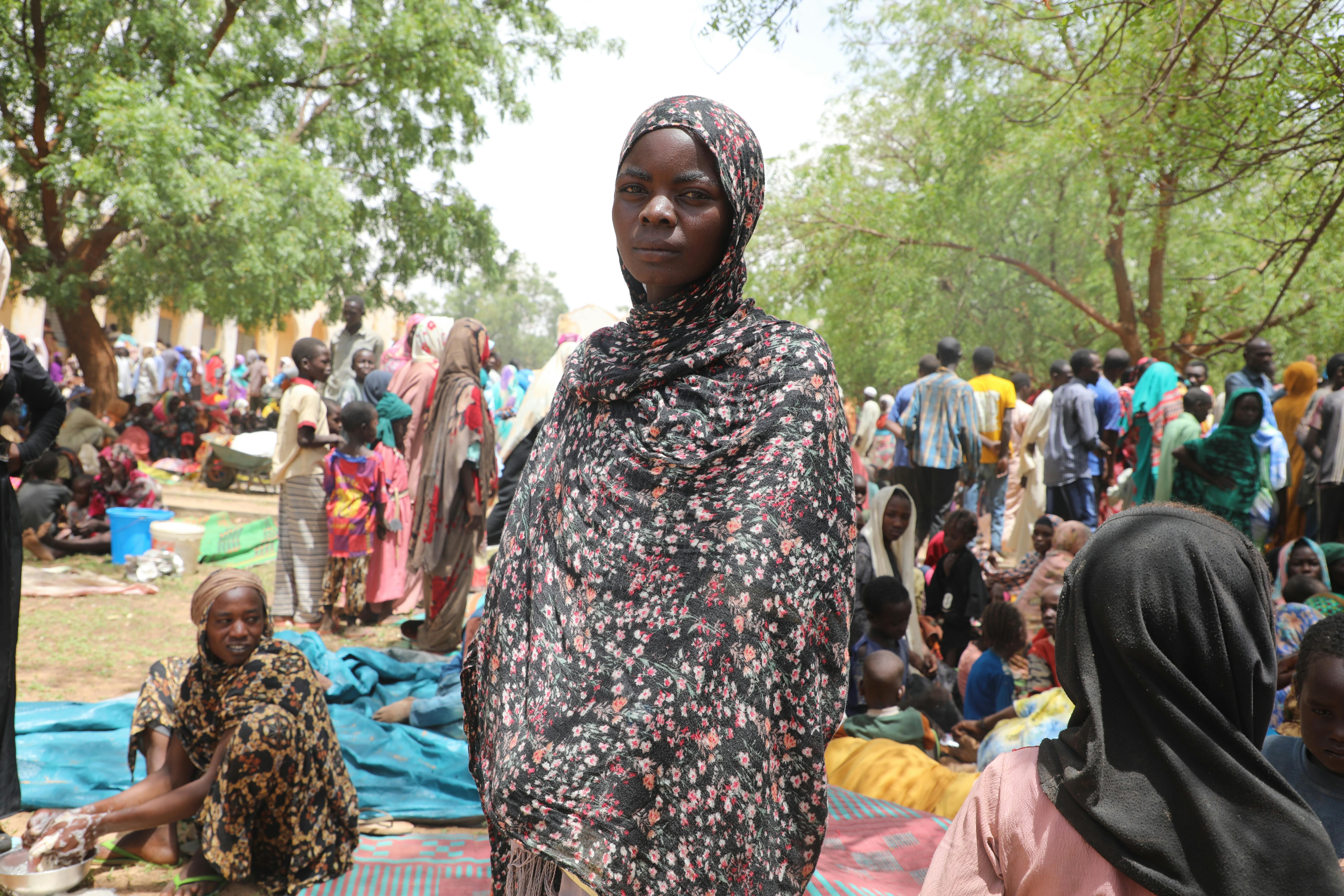 Makhboula, 15 anni, è scappata dal El Geneina in Sudan e ha trovato rifugia ad Adre. “La nostra casa è stata attaccata di prima mattina. Non sono riuscita a trovare i miei genitori. Sono scappata via, con i piedi che mi facevano male. Spero solo di ritrovarli. Qualcuno mi ha dato cibo per strada”.