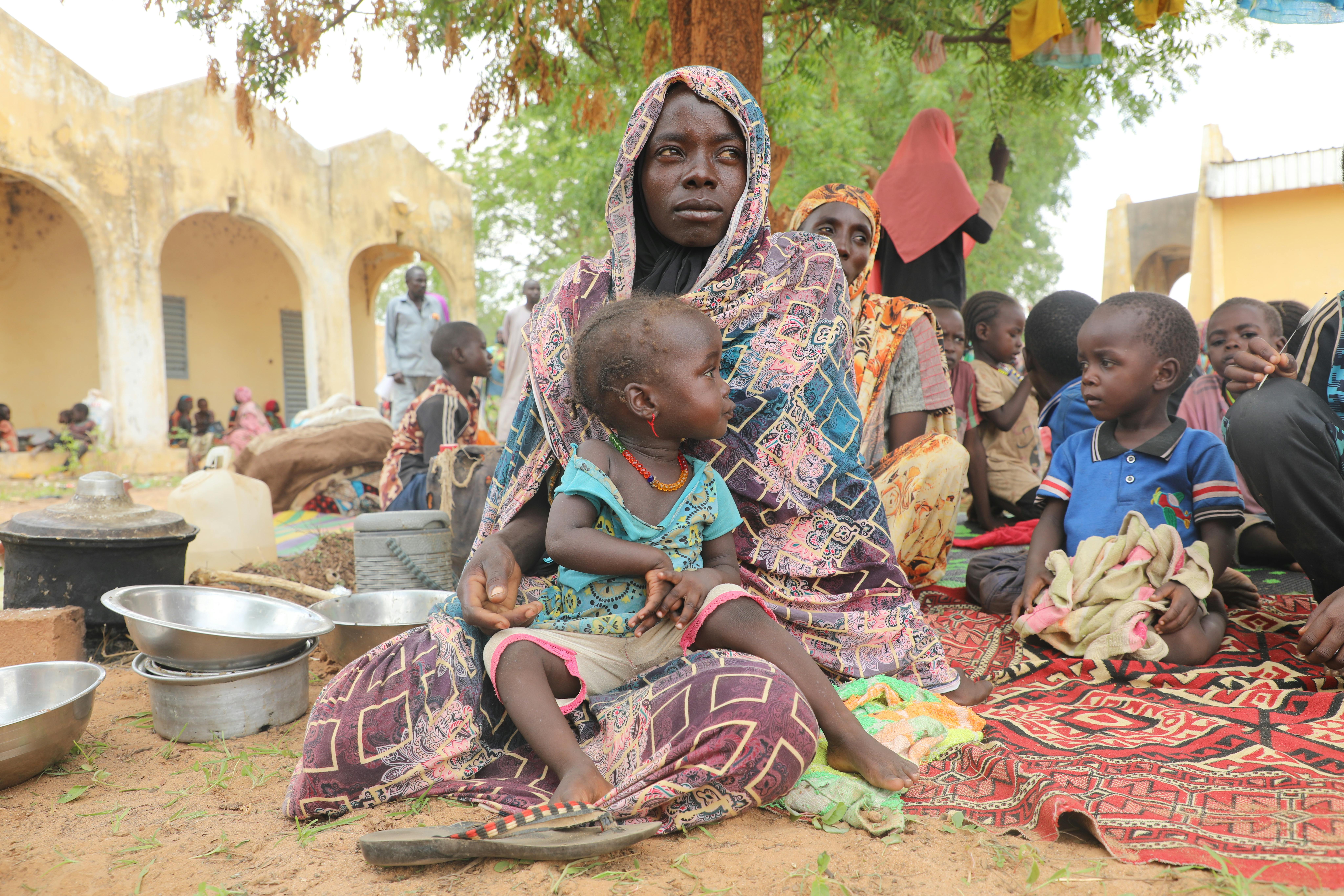 Mariam Djimé Adam, 33 anni, siede nel cortile della scuola di Adre, in Ciad. È arrivata dal Sudan il giorno prima, con i suoi 8 figli: “Siamo stati attaccati a casa, di mattina presto: mio marito è stato ucciso e tutti i nostri beni sono stati rubati. Sono dovuta scappare con i miei figli