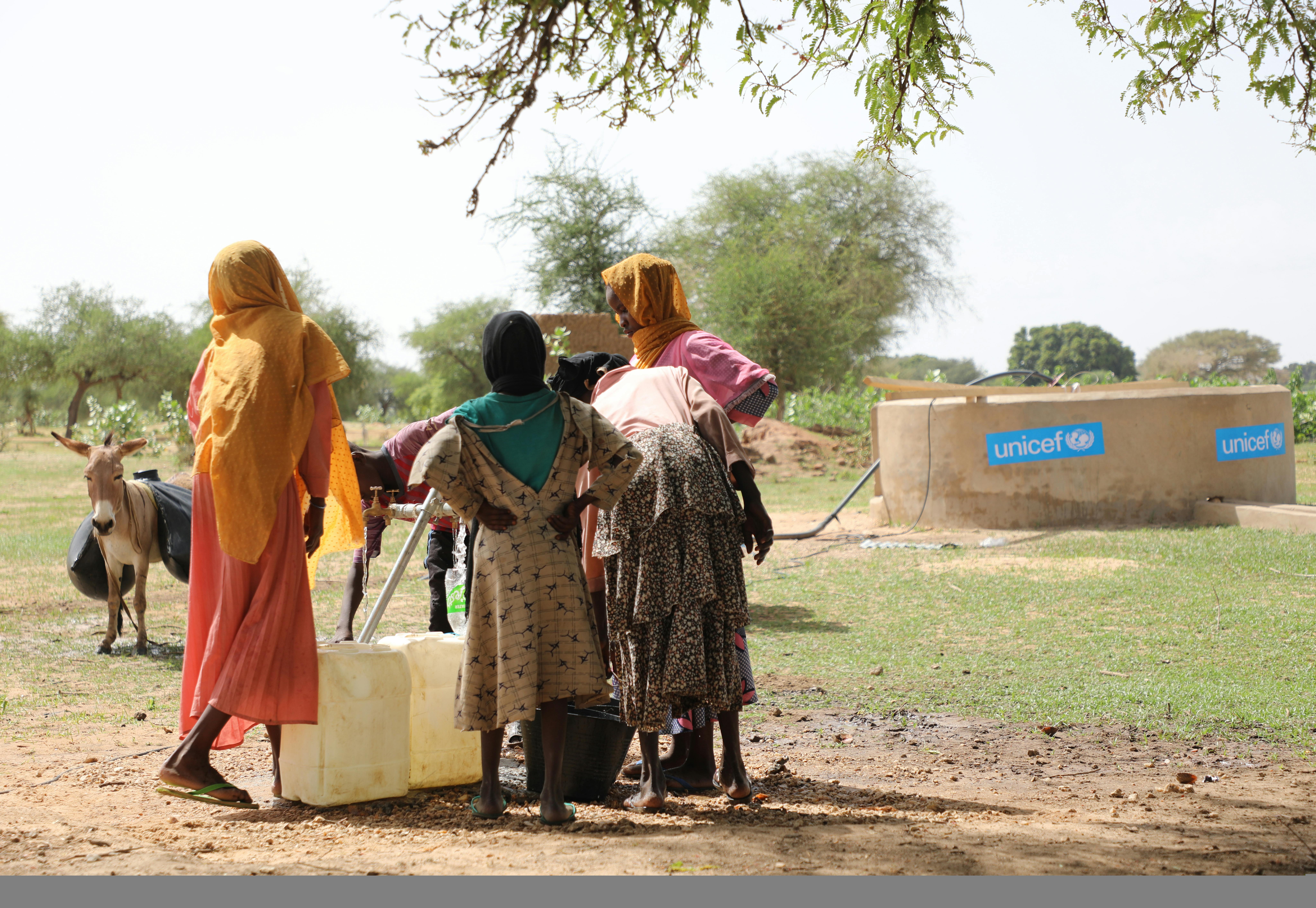 Il 16 giugno 2023, donne e ragazze vanno a prendere l'acqua da un pozzo installato dall'UNICEF nel villaggio di Koufroun nel Ciad orientale, al confine con il Sudan
