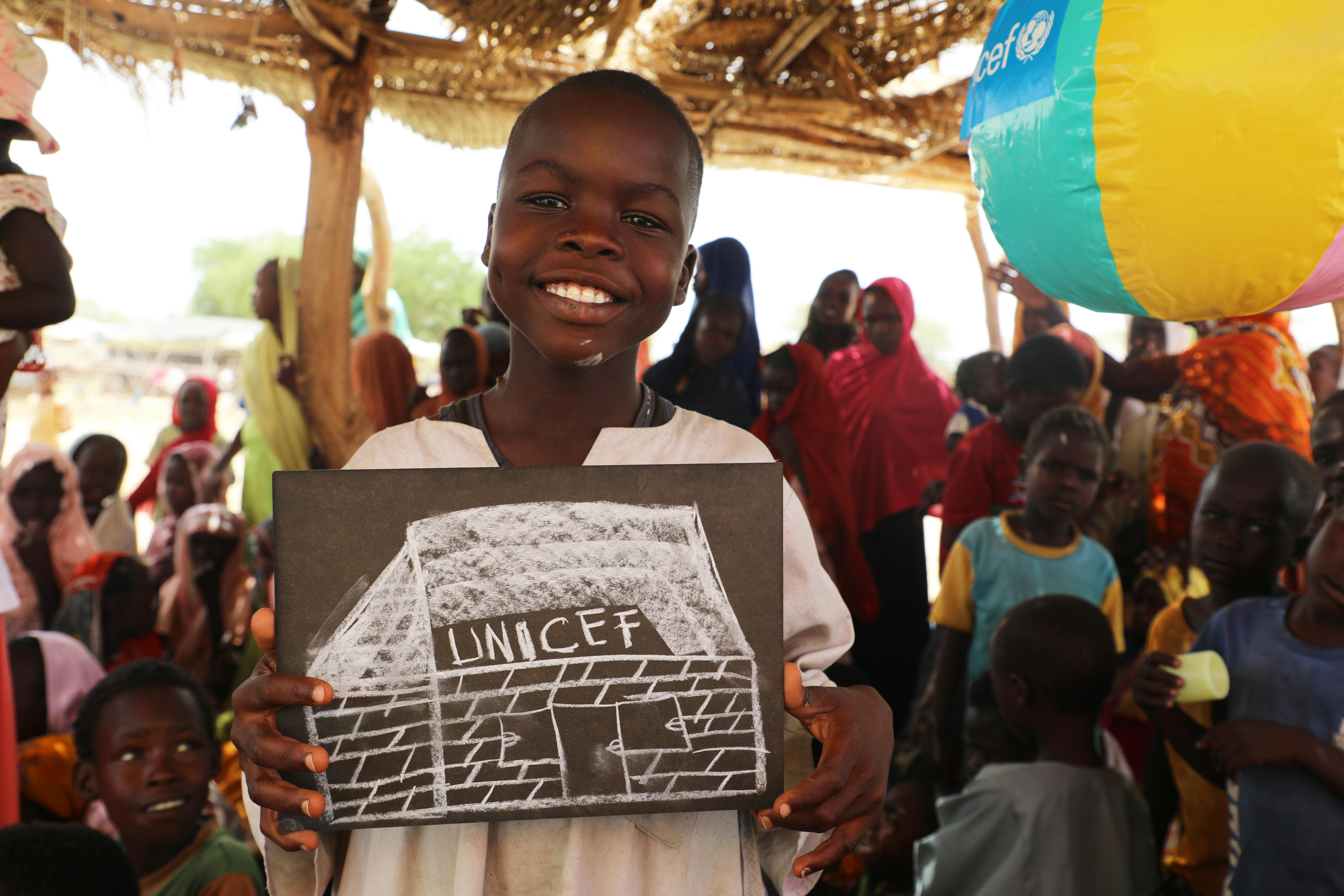 Il tredicenne Abdelaziz, mostra il disegno che ha realizzato mentre si trovava nel Child Friendly Space gestito da UNICEF e Croce Rossa: “Vorrei solo la pace, così posso tornare a casa in Sudan” ci dice.