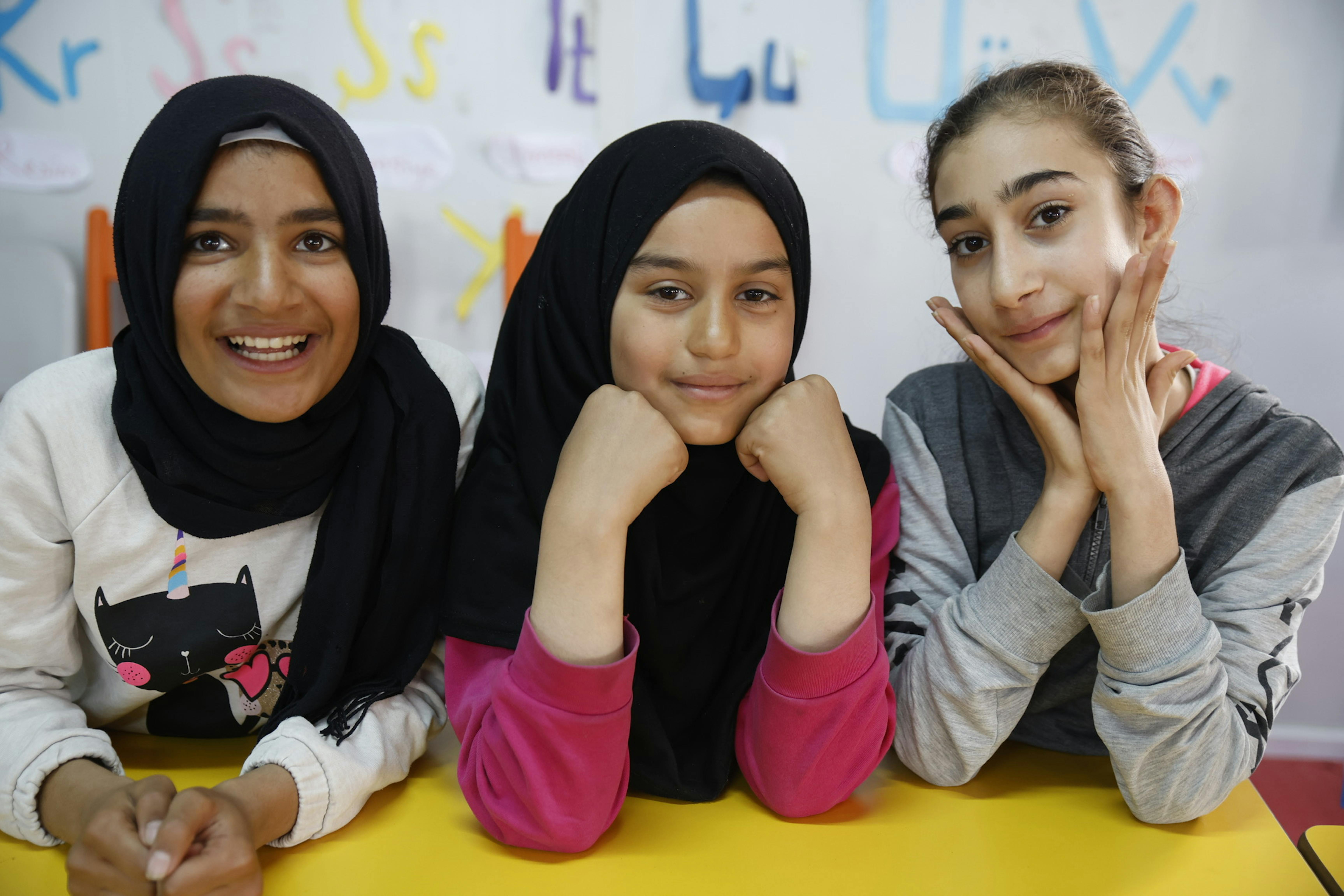 Bambine in Child Friendly Space dell'UNICEF, allestito in un rifugio temporaneo a Kahramanmaraş, dopo i due devastanti terremoti hanno colpito il sud-est della Turchia.