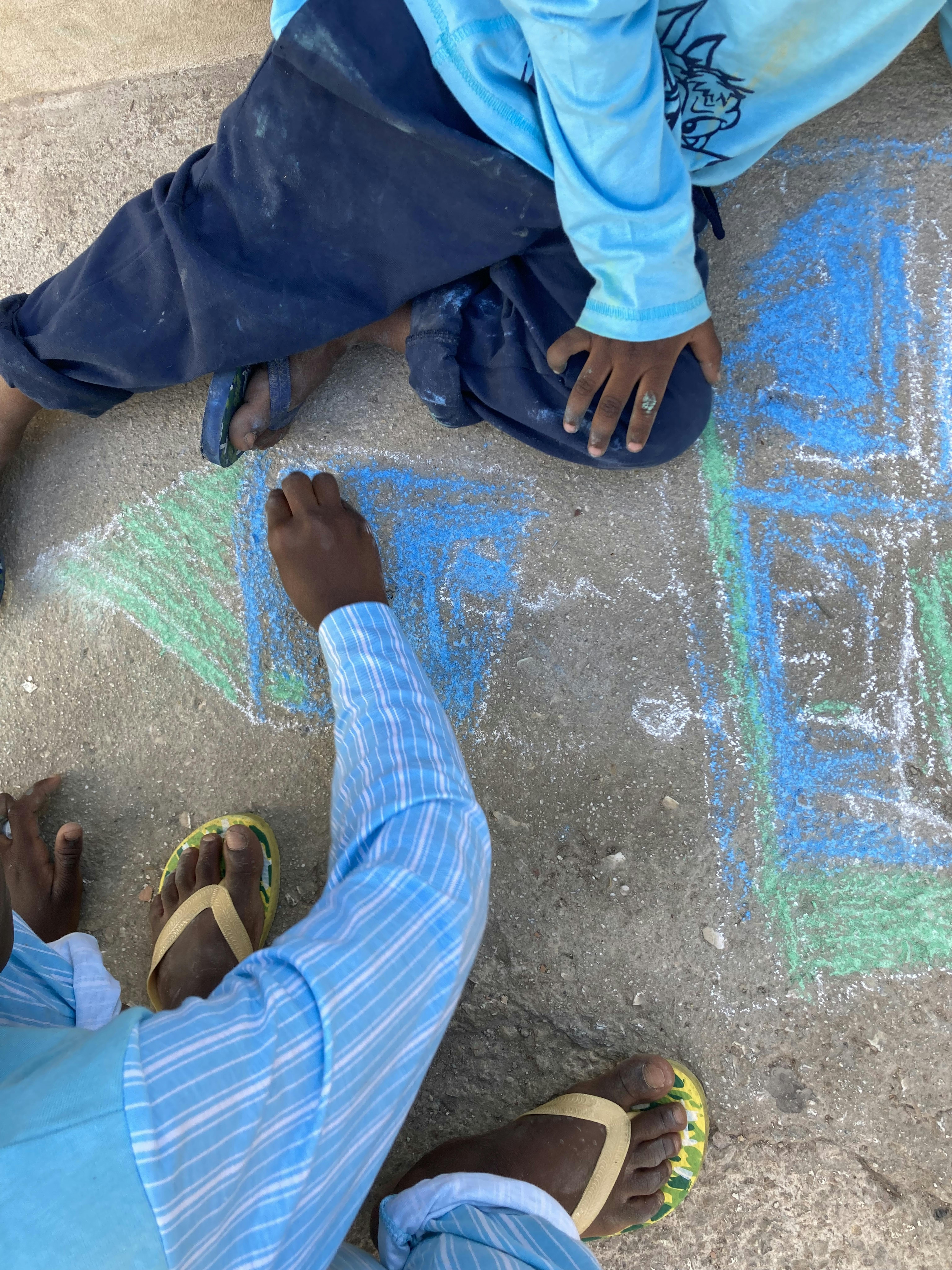 C, 8 anni ed M, 9 anni, minori migranti approdati a Lampedusa, sono trasferiti a la “maison des enfants”, la casa dove potranno studiare e giocare con altri bambini della stessa età.