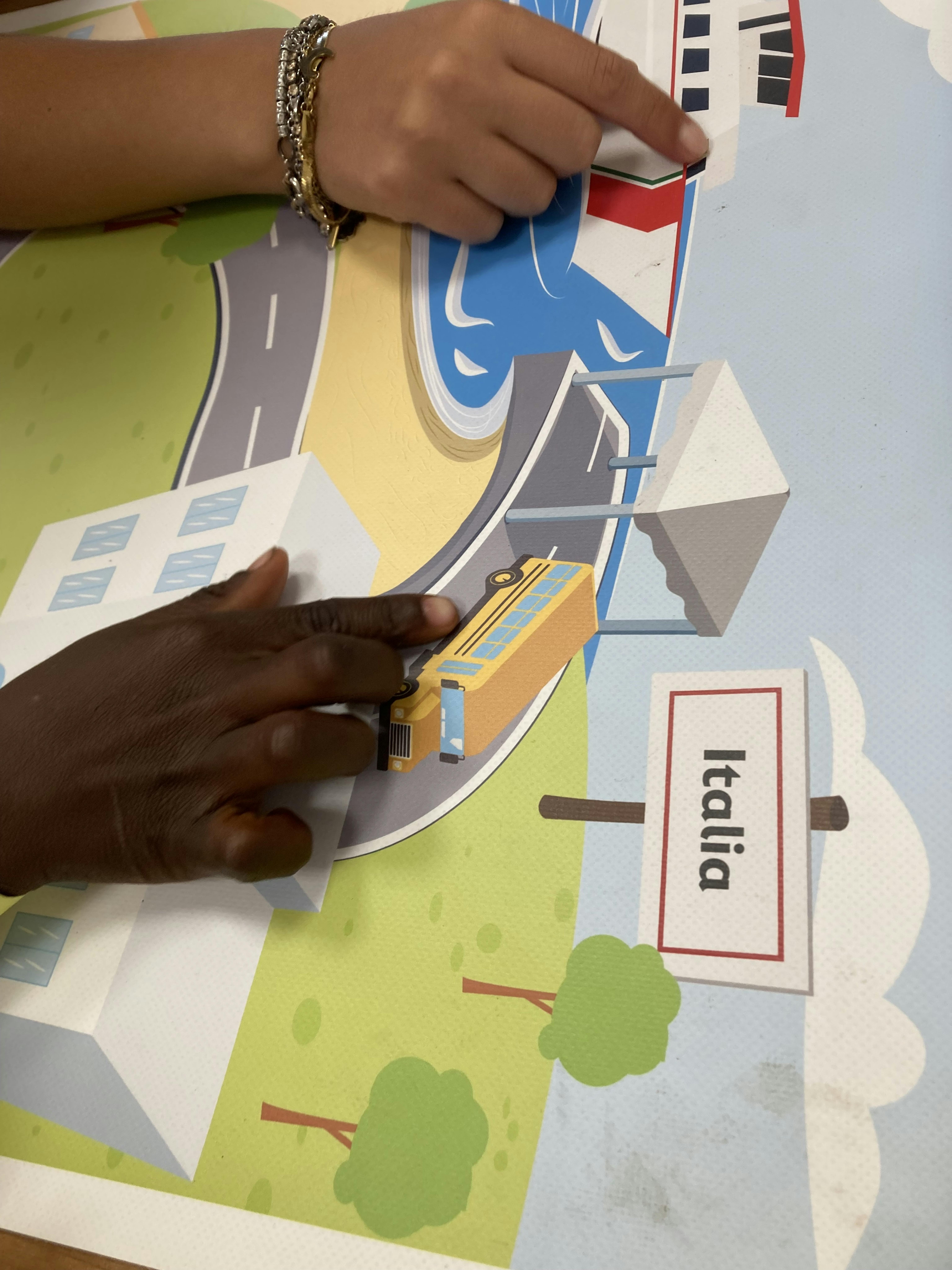 C. 8 anni, partecipa a un’informativa del team UNICEF, in cui gli spieghiamo con l’aiuto di una mappa colorata