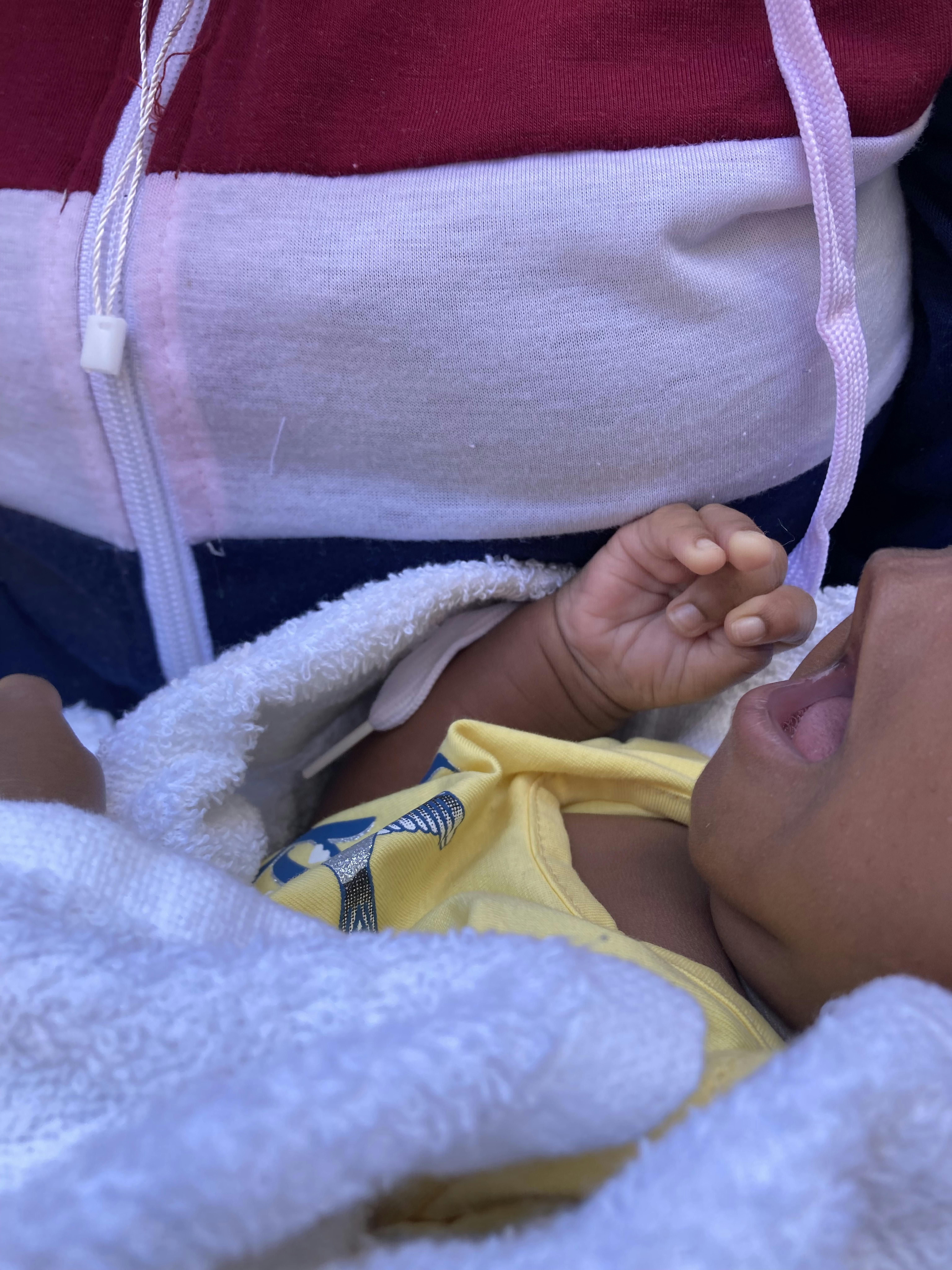 Lampedusa, una mamma arriva all'hotspot con il suo neonato