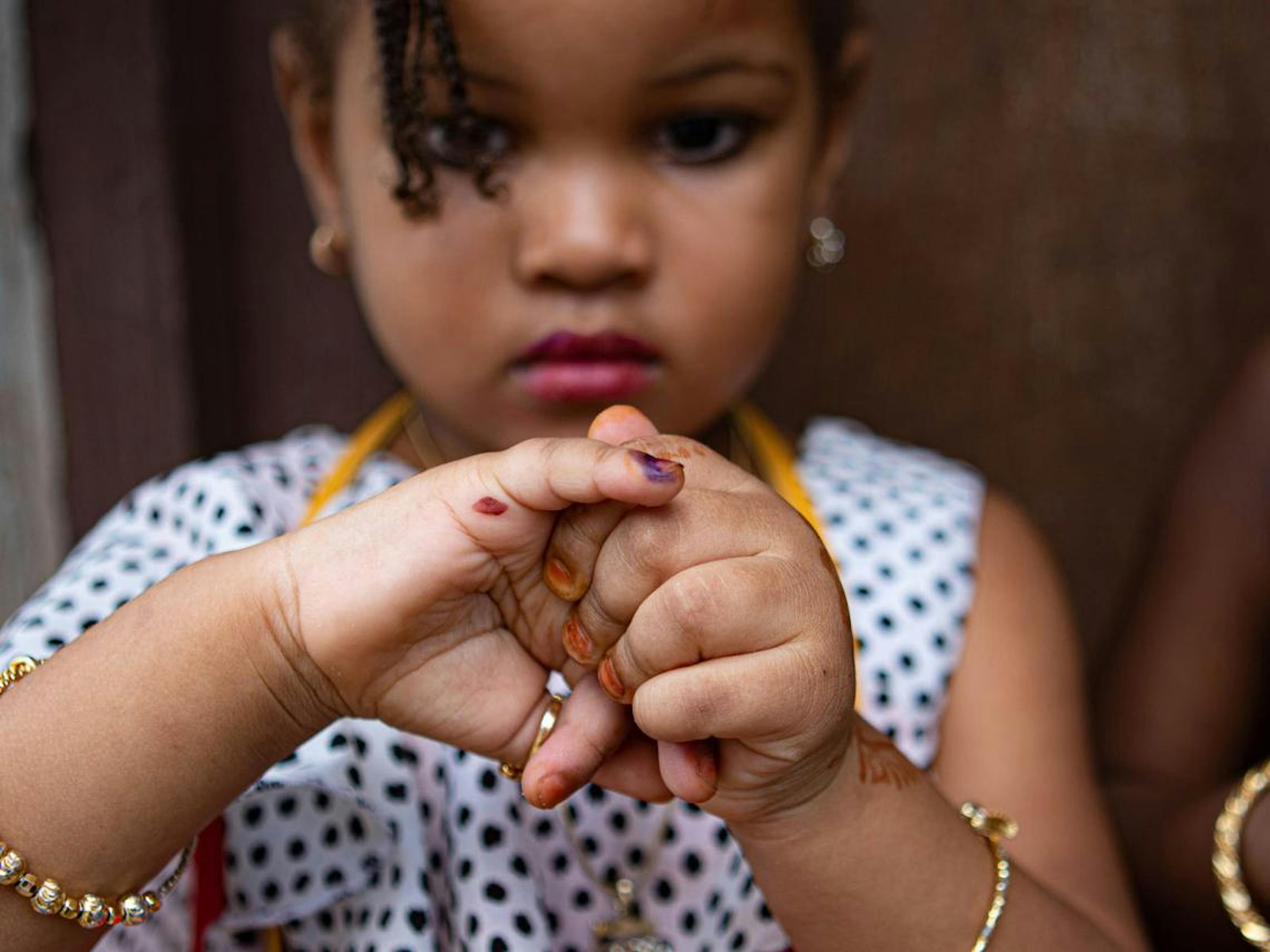 Tanzania: una bambina mostra il dito macchiato di blu, significa che ha ricevuto il vaccino anti-polio