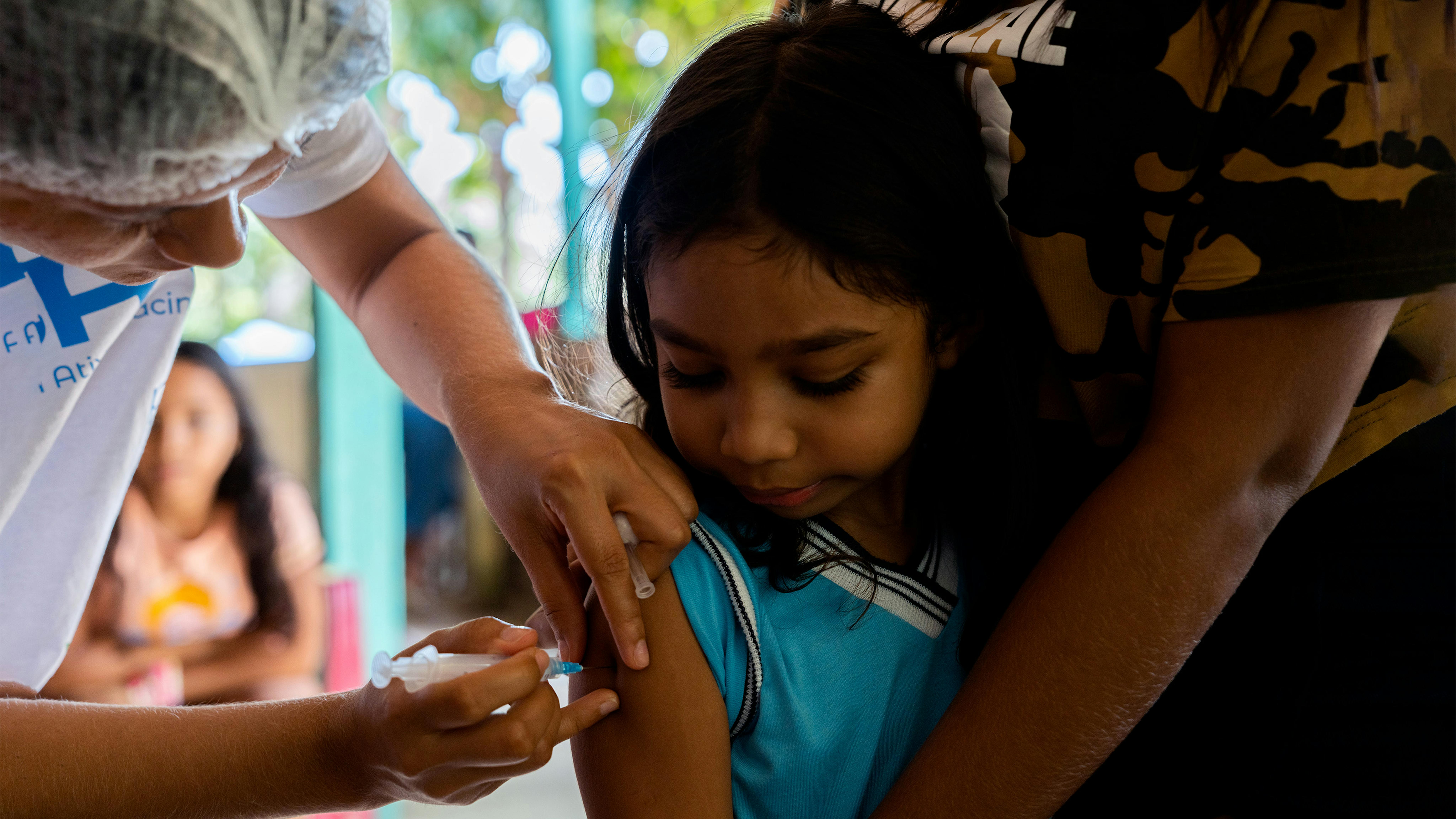 Brasile - Rosinaldo, 6 anni, viene vaccinato contro il COVID-19 e l'influenza