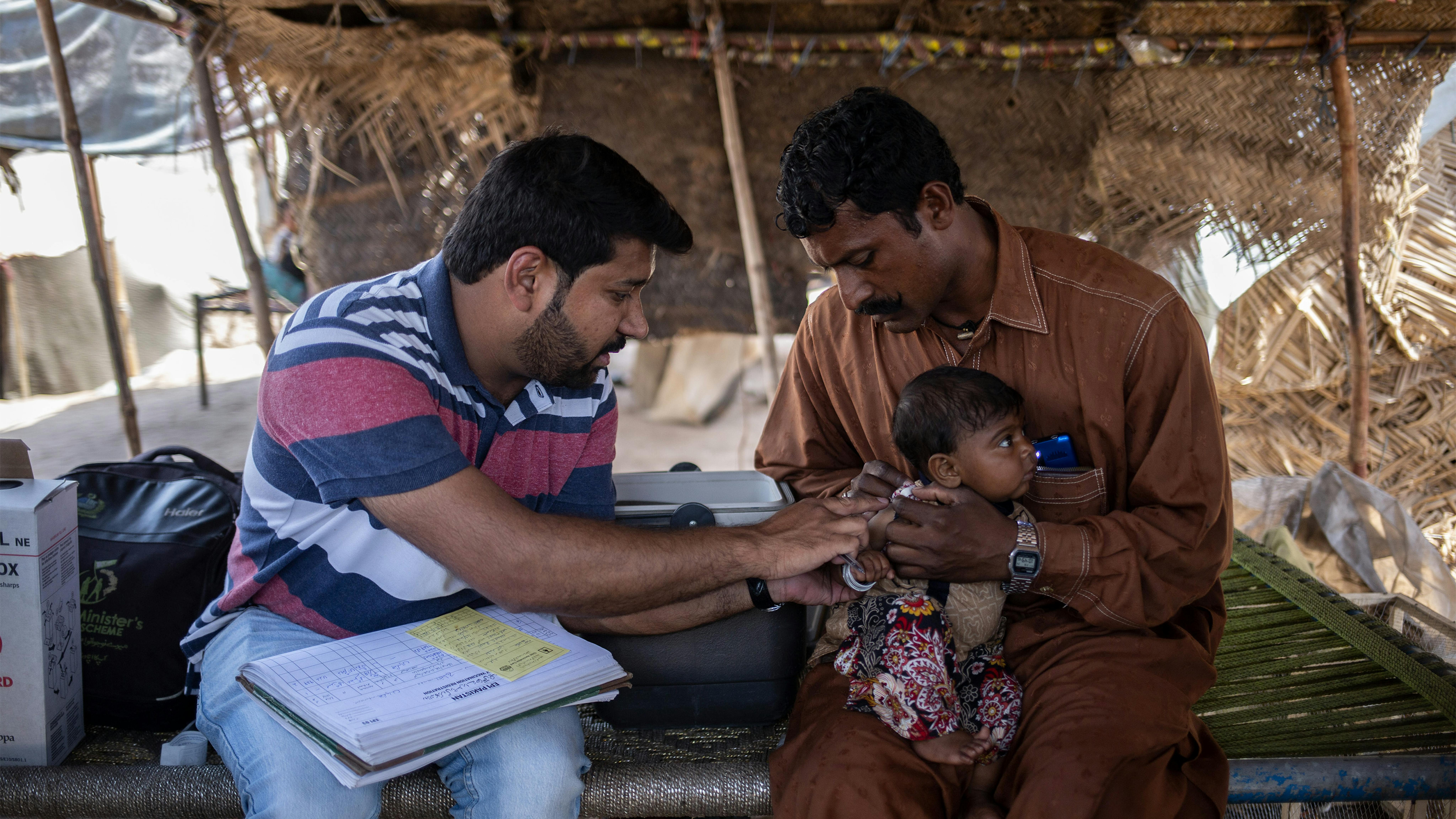 Pakistan, Mumtaz Bibi di 9 mesi viene vaccinata durante un'attività di sensibilizzazione integrata (IOA)
