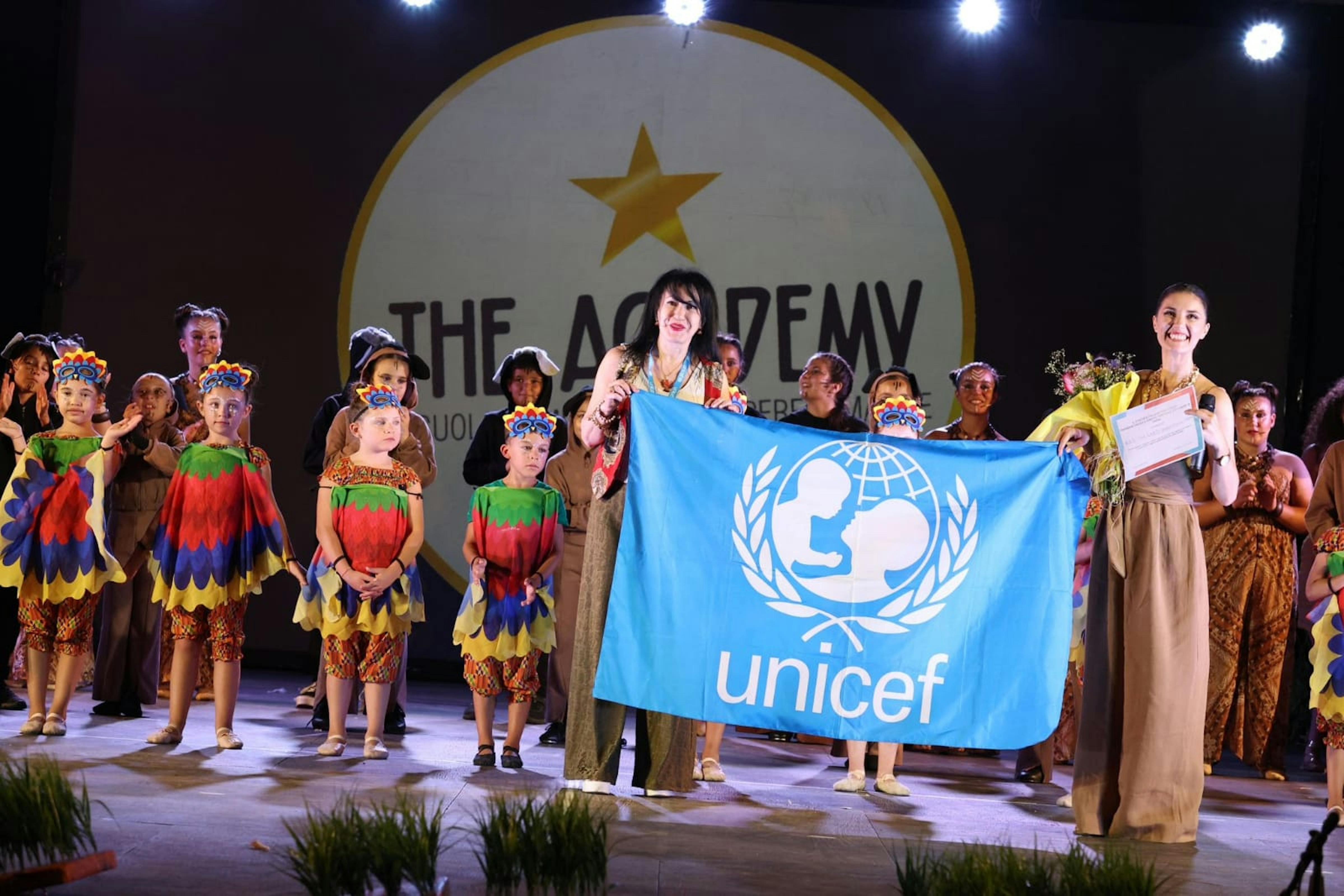la bandiera UNICEF sul palco del teatro
