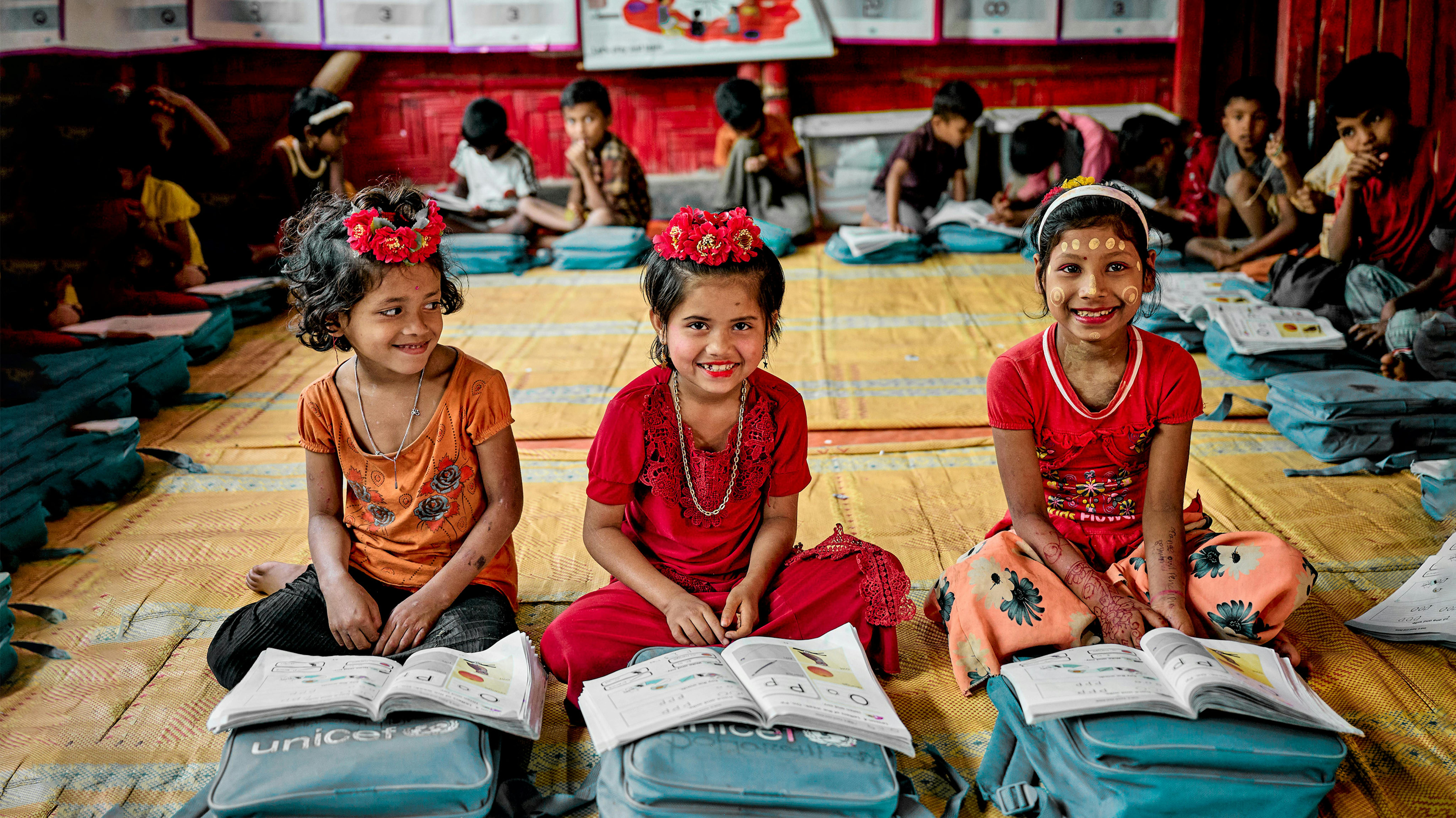 Bangladesh. Ragazze Rohingya all'interno del centro di apprendimento Mukti. a Coxs Bazar,