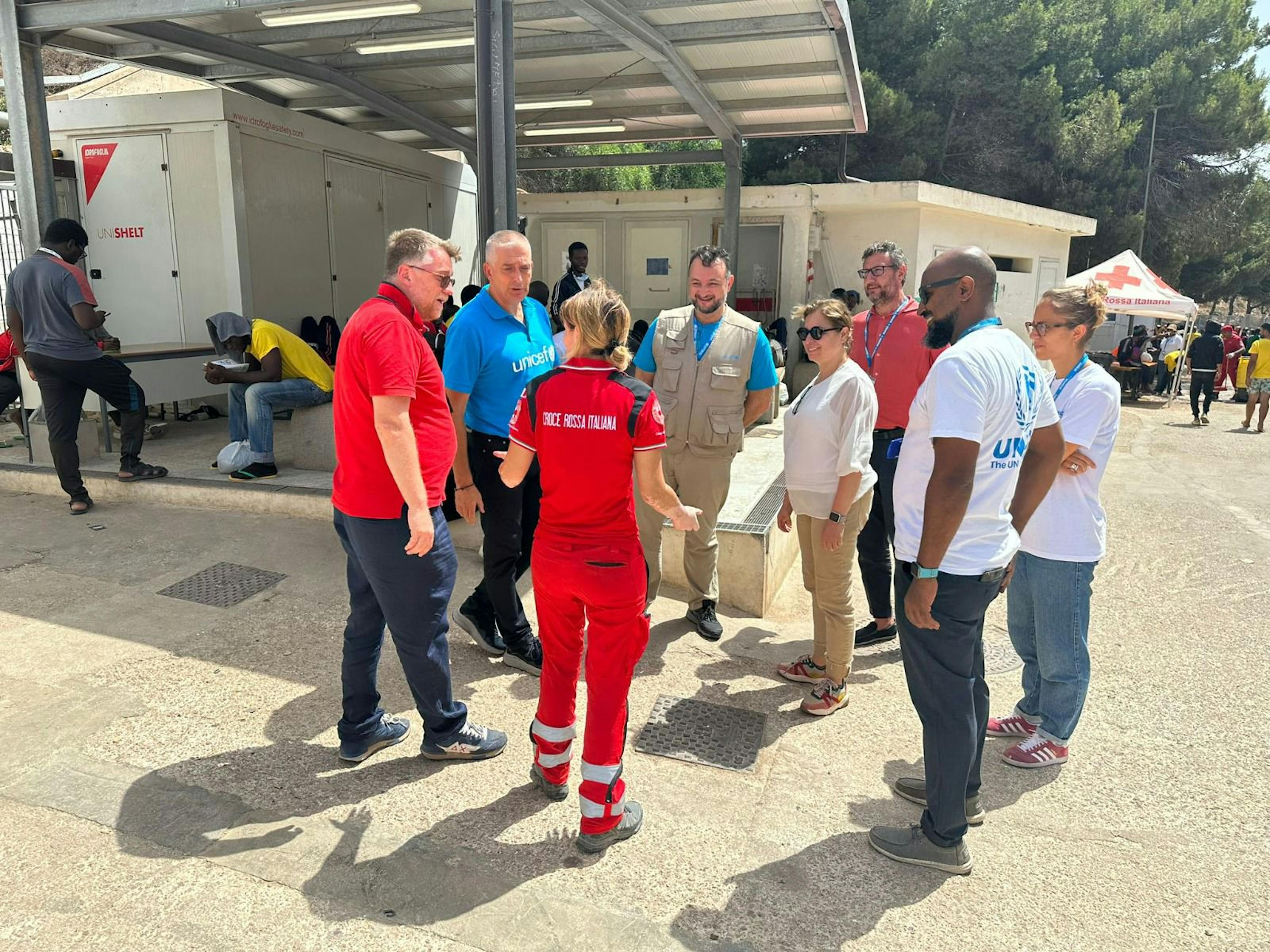 Paolo Rozera, Direttore Generale dell'UNICEF Italia, Nicola Dell’Arciprete, Coordinatore UNICEF della risposta migranti e rifugiati in Italia e Chiara Cardoletti, Rappresentante UNHCR per l’Italia, la Santa Sede e San Marino, in un momento della missione a Lampedusa. © UNHCR/T. Poli