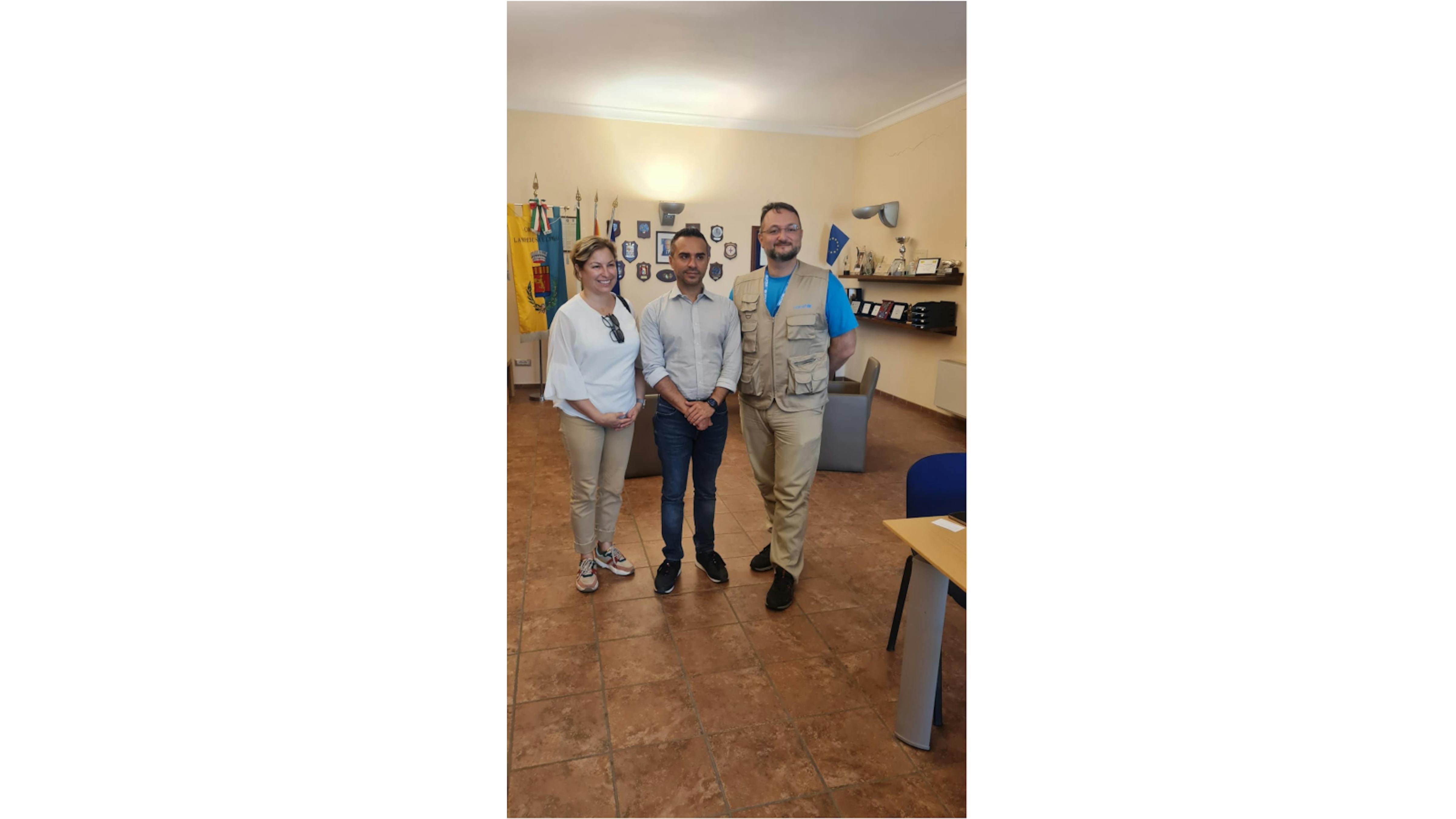 Chiara Cardoletti, Rappresentante UNHCR per l’Italia, la Santa Sede e San Marino, il sindaco di Lampedusa, Filippo Mannino e Nicola Dell’Arciprete, Coordinatore UNICEF della risposta migranti e rifugiati in Italia .  © UNHCR/T. Poli