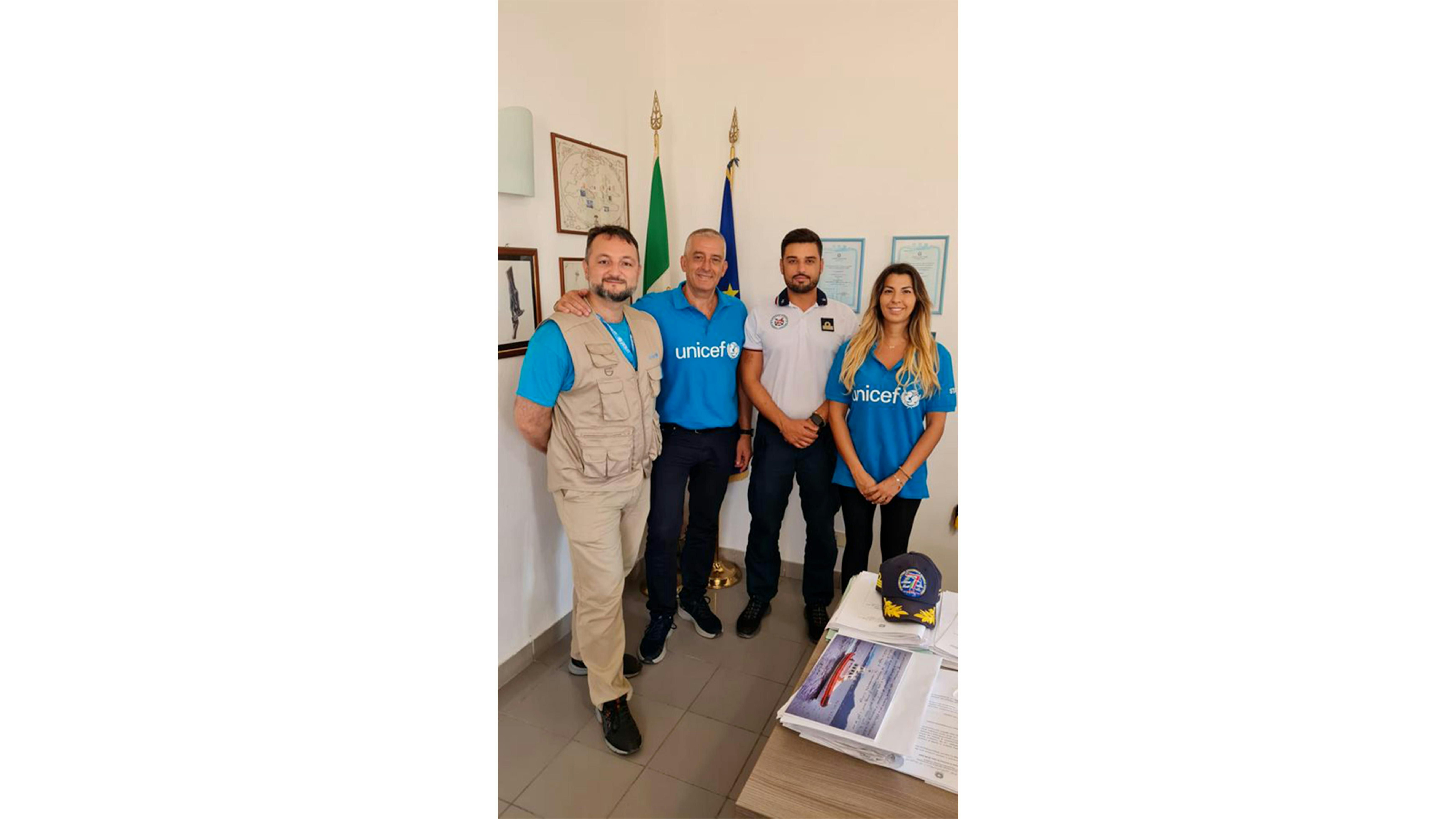 Nicola Dell’Arciprete, Coordinatore in Italia dell’Ufficio UNICEF per l’Europa e l’Asia Centrale,  il Direttore Generale del Comitato Italiano per l’UNICEF Paolo Rozera, il tenente di Vascello e Comandante della Guardia Costiera di Lampedusa Gaetano Roseo  e l’attivista per i diritti umani e giornalista Claudia Conte. © UNICEF/Petrillo