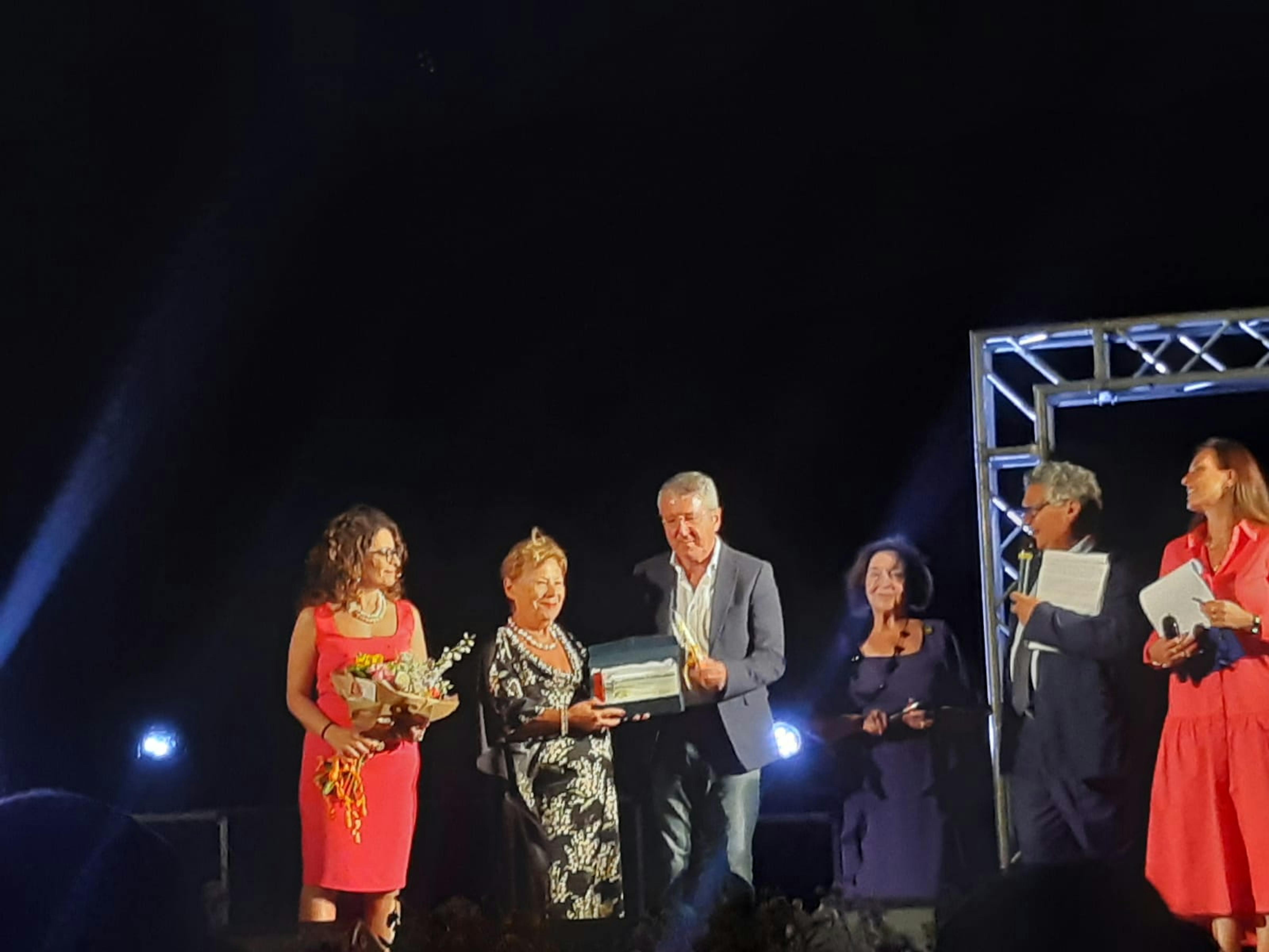 La Presidente dell'UNICEF Italia Carmela Pace ritira il premio