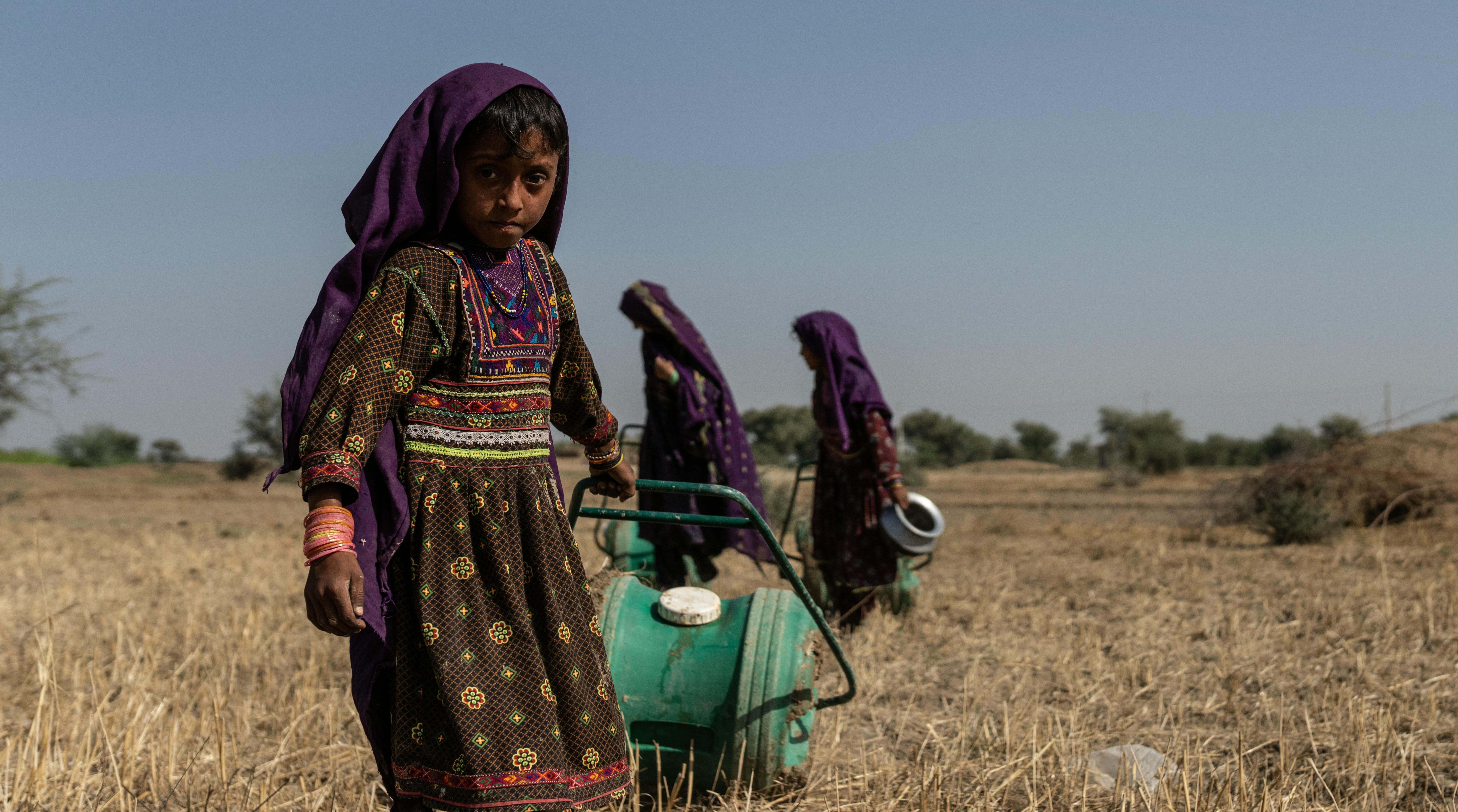 Bambine vanno a prendere l'acqua nello stagno contaminato ad Allah Abad, Jampur in Pakistan. Anche prima della stagione dei monsoni dello scorso anno, solo poco più di un terzo dell'acqua in Pakistan era considerata sicura per il consumo