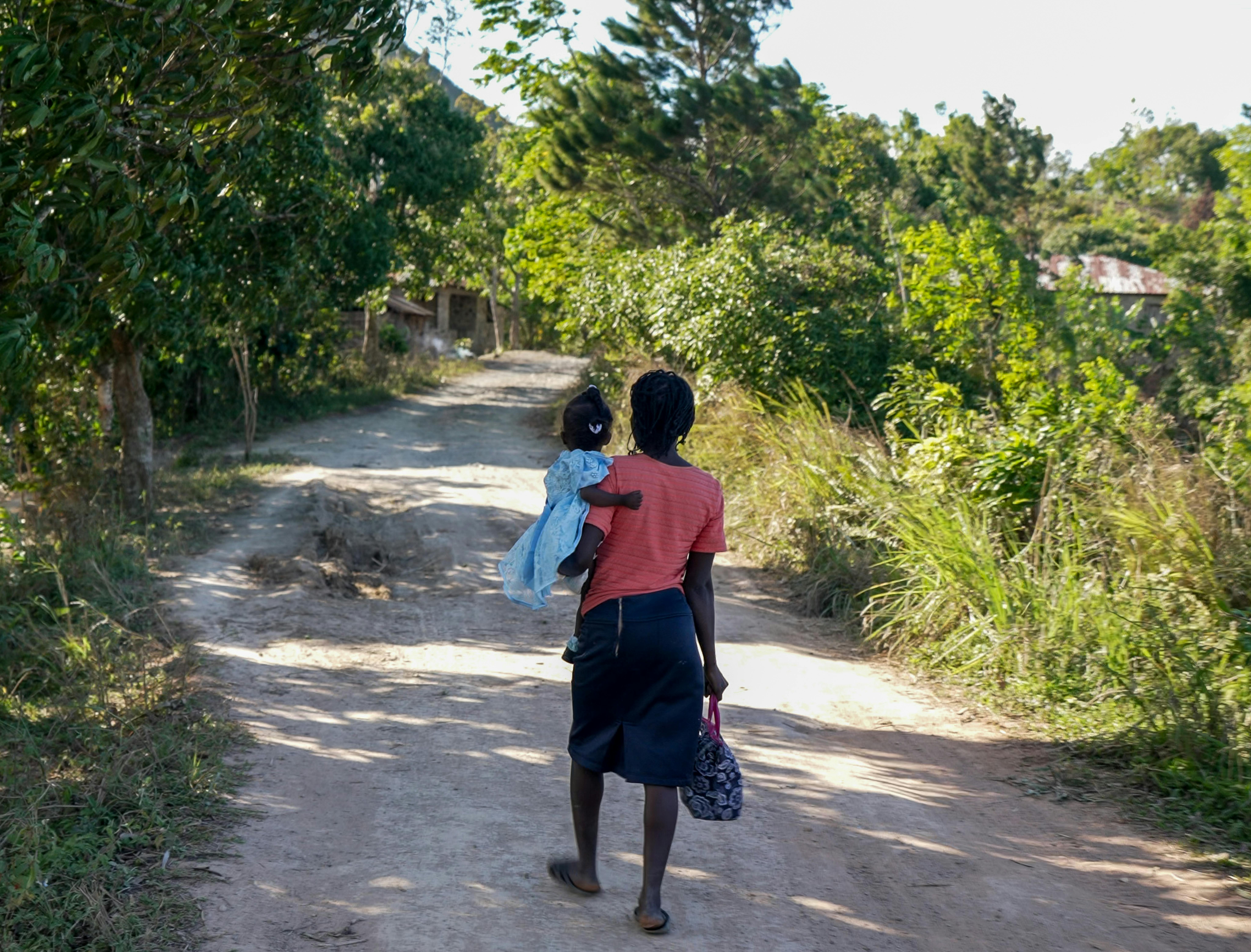 Haiti - Adeline, 27 anni, madre di tre figli, vive in condizioni difficili a Grandon. La più piccola dei suoi figli soffre di malnutrizione e Adeline deve recarsi ogni giorno in clinica per le cure